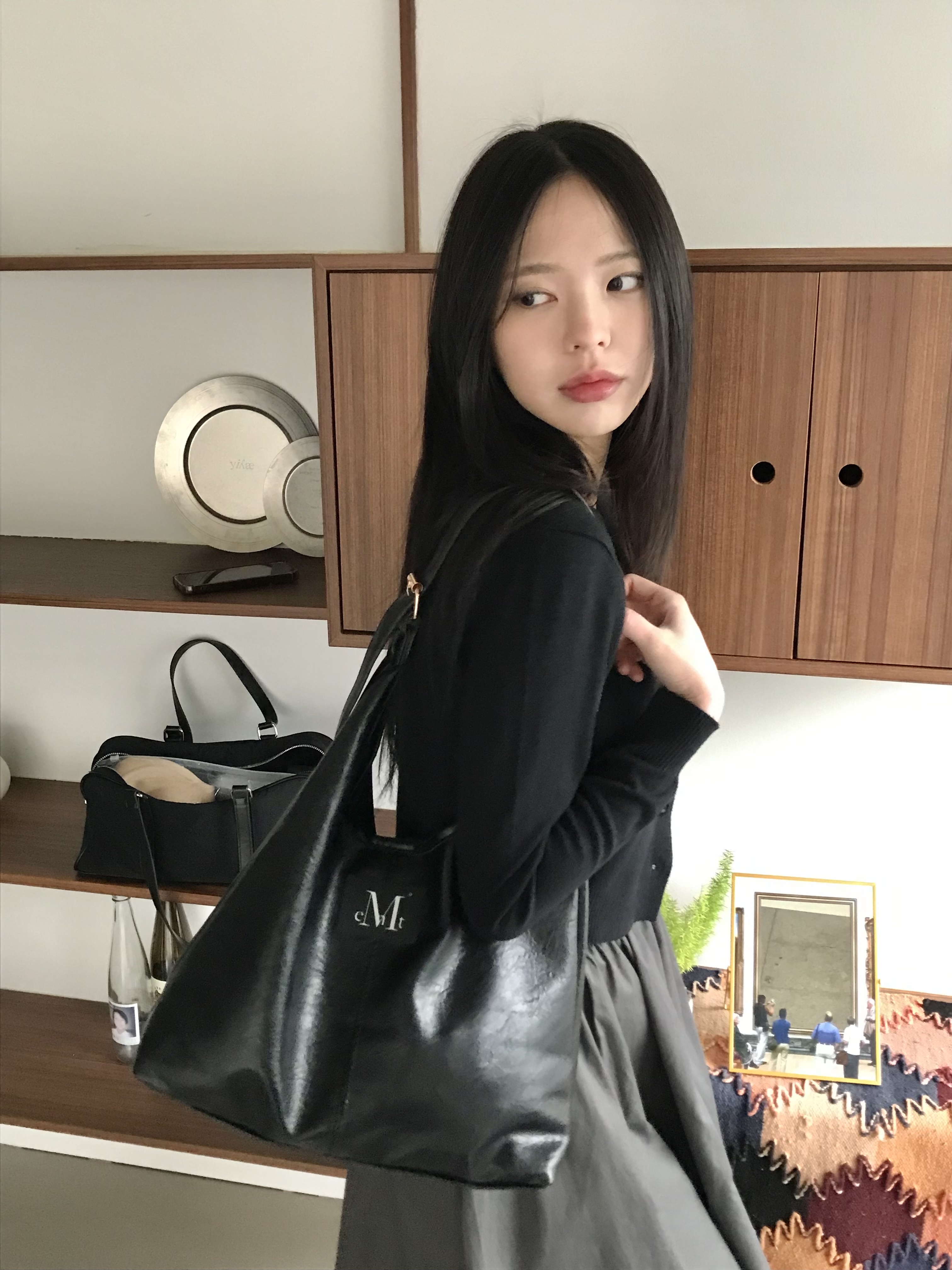 [사은품 증정] 크레센트 레더 숄더백 블랙, 무센트 알레그 브이넥 니트 가디건 블랙 착용 스타일 - 1