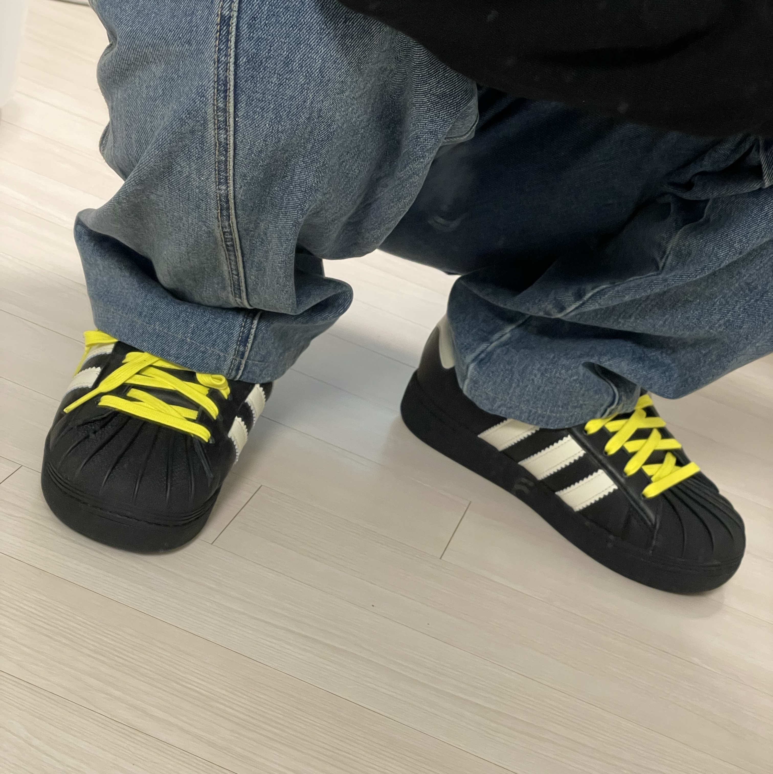Adidas x Pharrell Williams Virginia Superstar 92 Core Black Sky Rush 착용 스타일 - 9