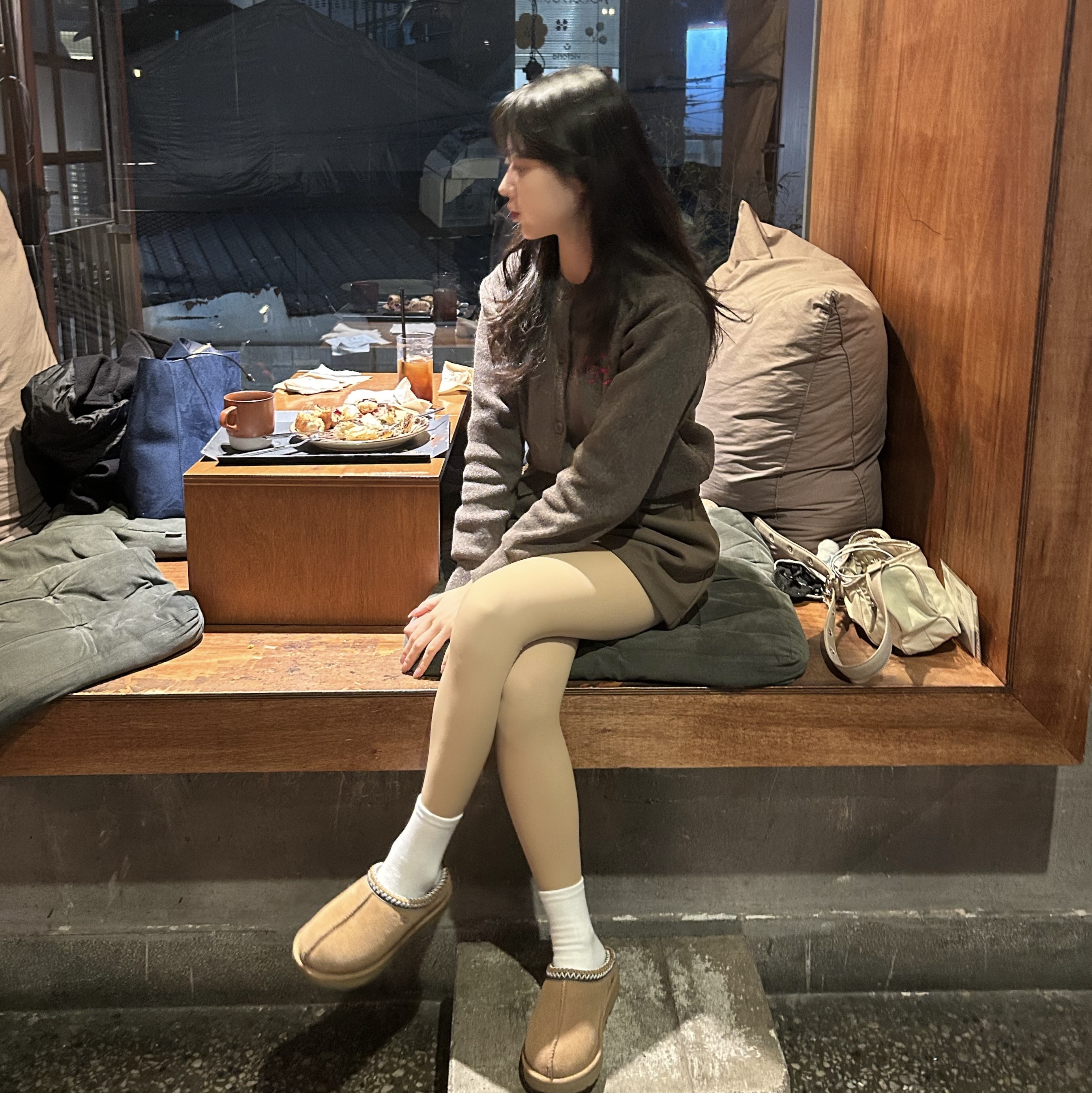 (W) UGG Tasman Slipper Chestnut, Matin Kim Madeleine Round Bag Light Beige 착용 스타일 - 6