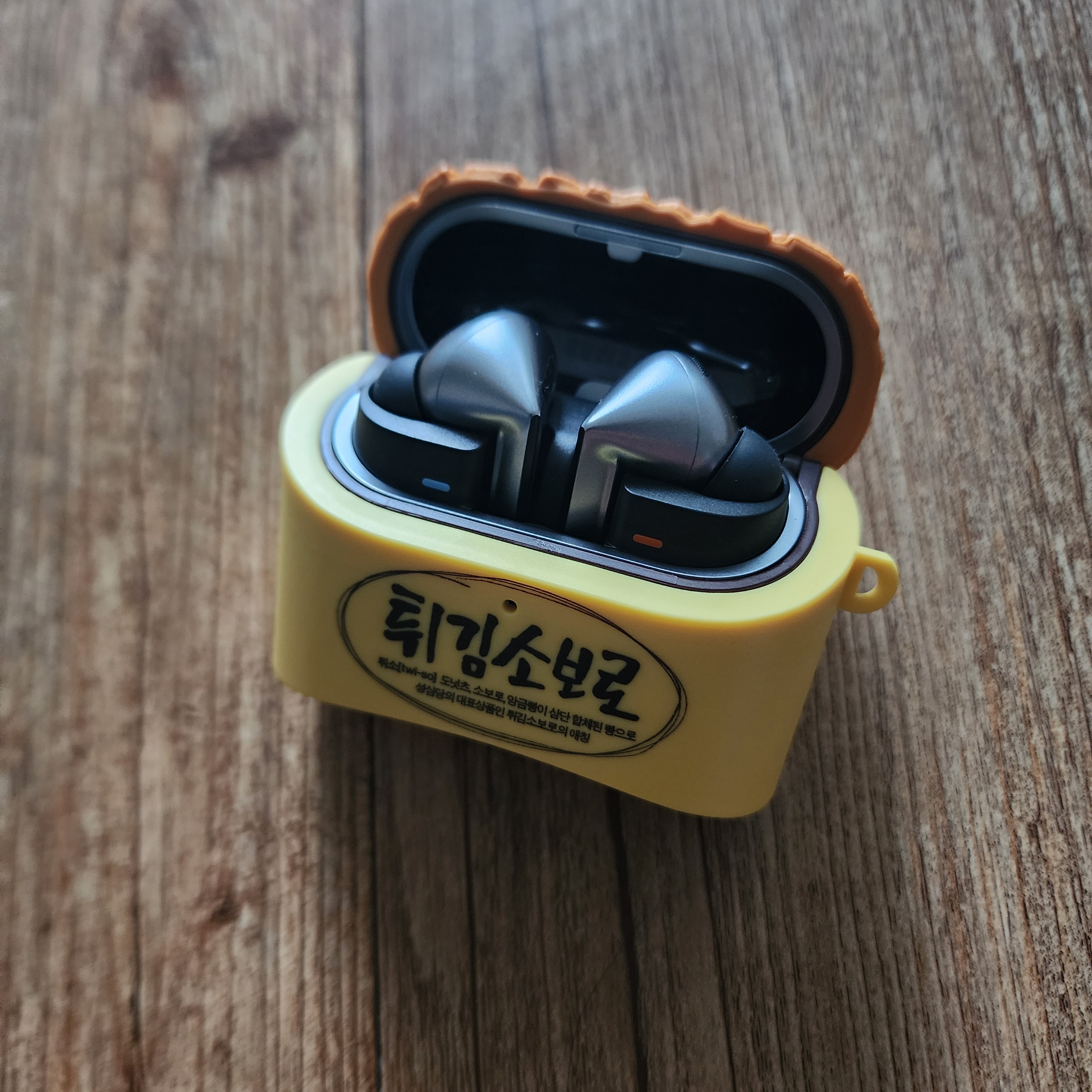 Samsung Galaxy Buds3 Pro Silver 착용 스타일