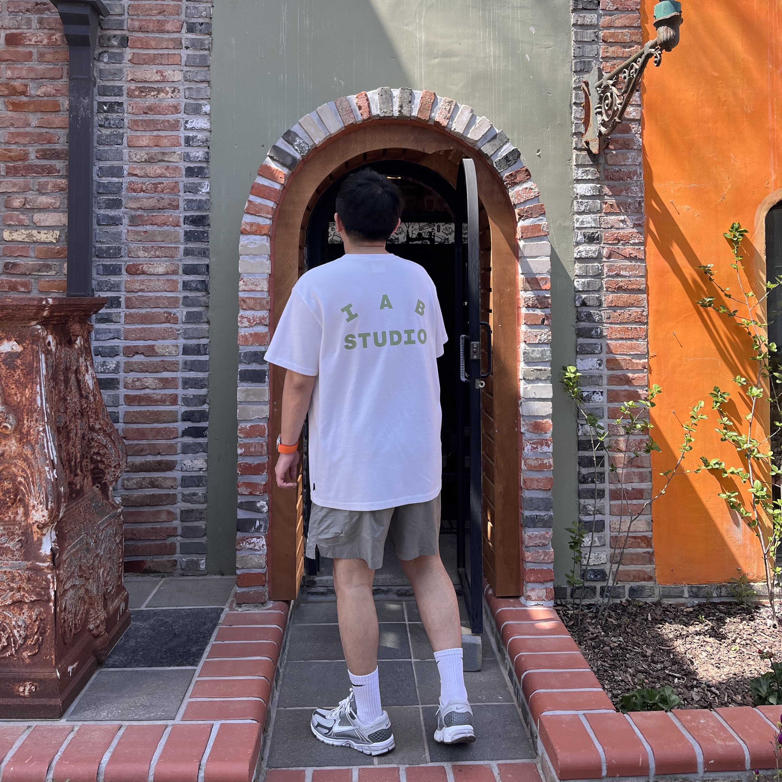 Nike Zoom Vomero 5 PRM Light Iron Ore and Flat Fewter, IAB Studio Woven Shorts Gray 착용 스타일