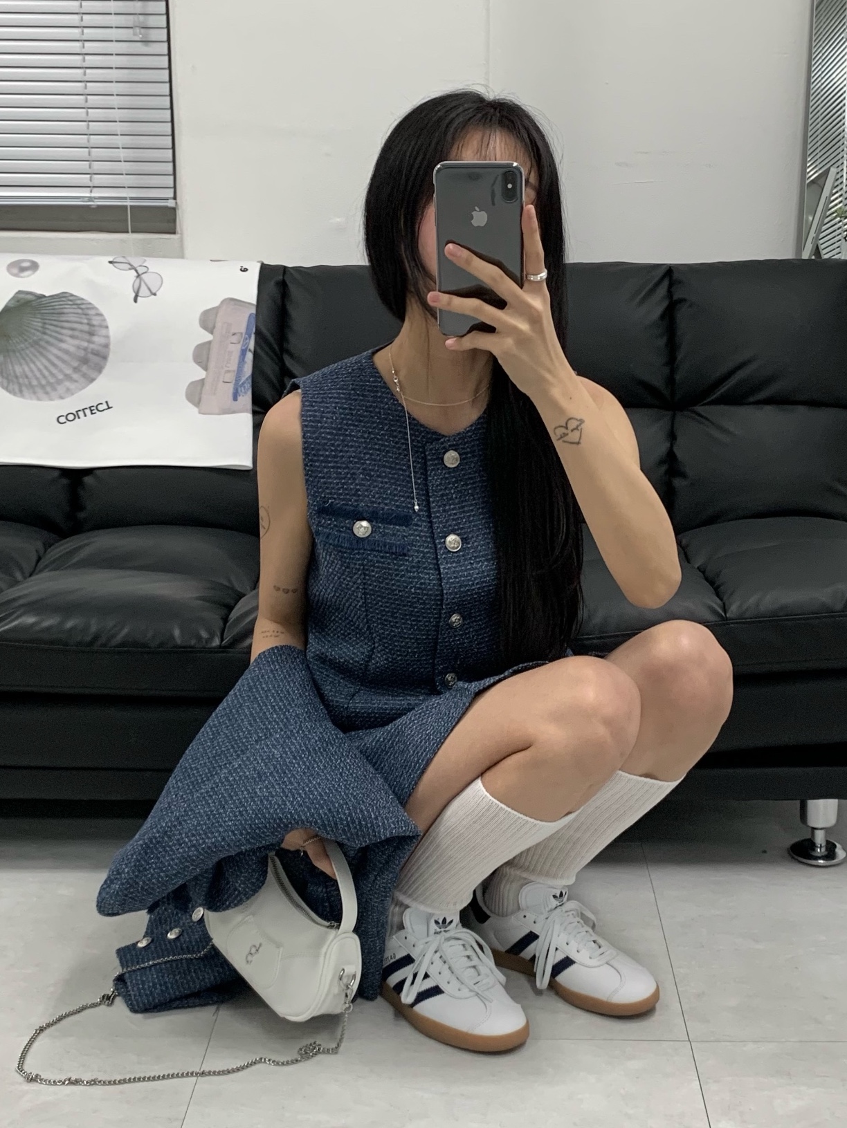 아디다스 가젤 화이트 컬리지에이트 네이비 착용 스타일 - 1