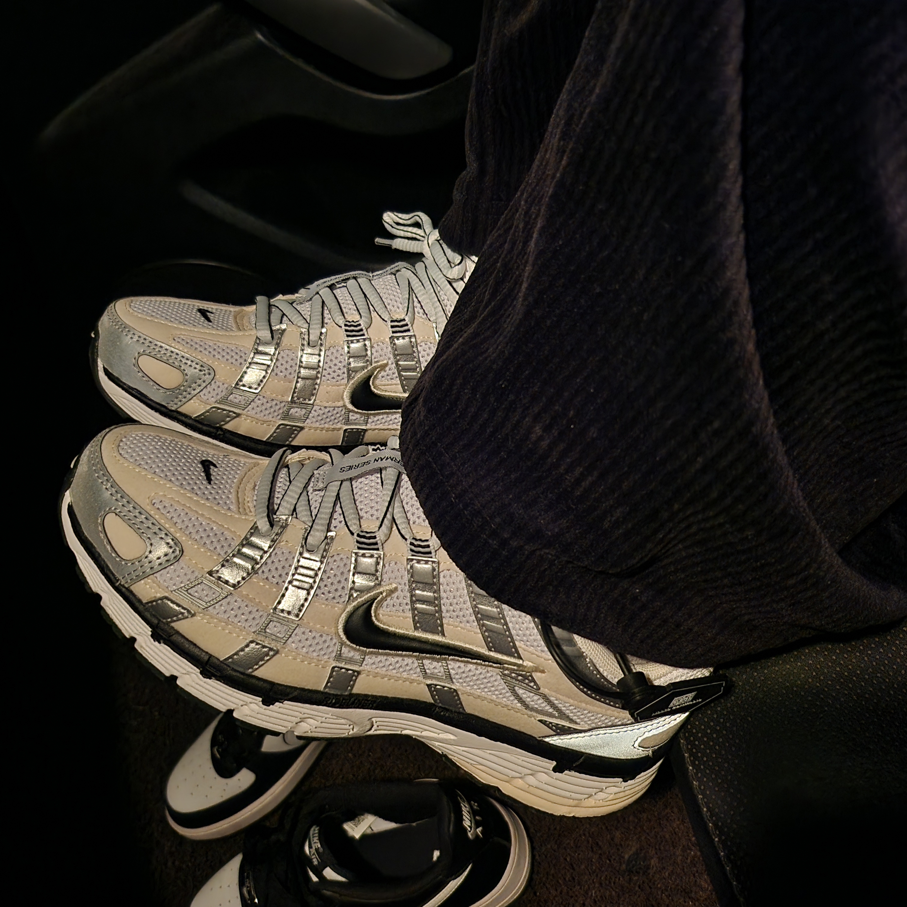 (W) Nike P-6000 Coconut Milk Metallic Silver 착용 스타일