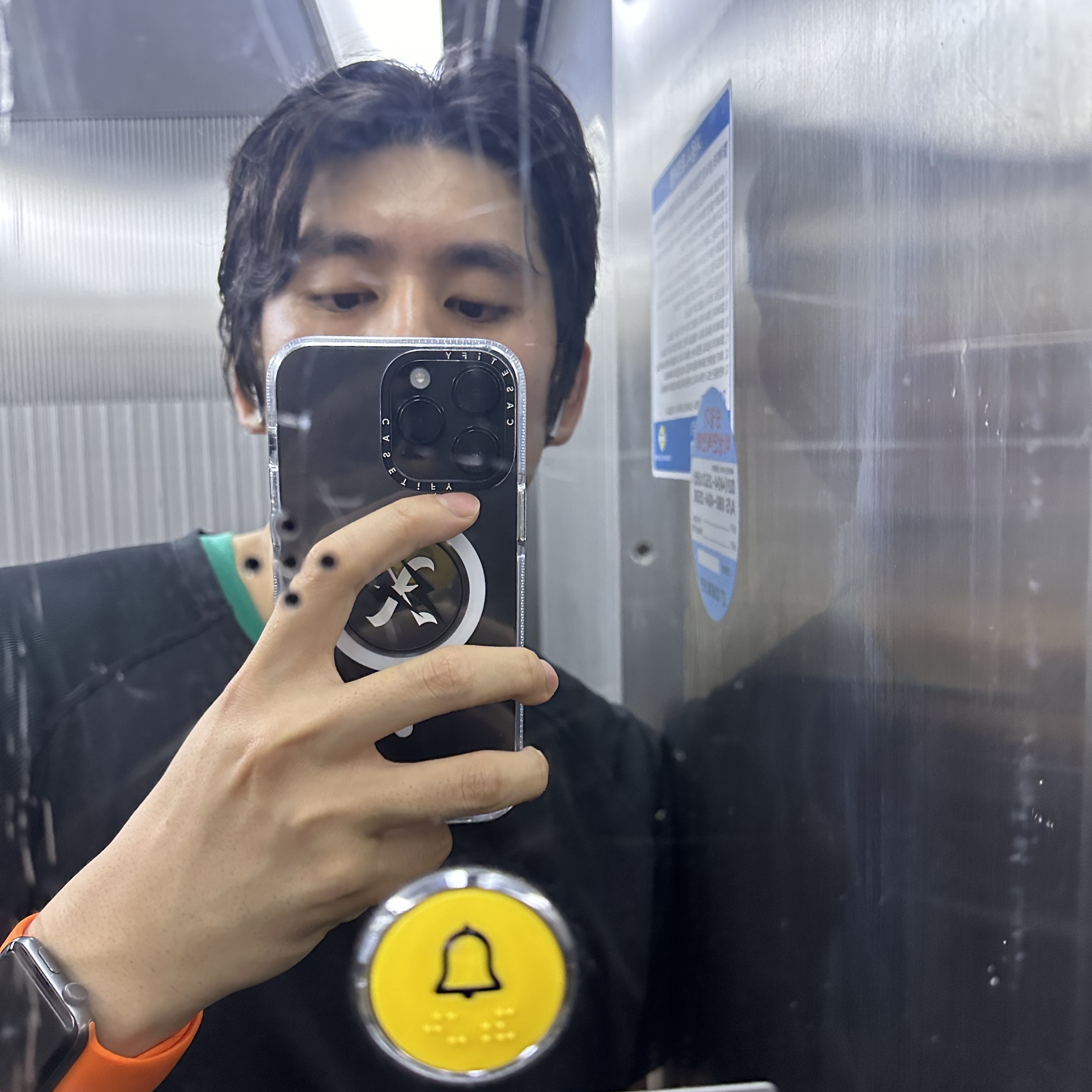 애플 워치 SE 2023 44mm GPS 미드나이트 알루미늄 케이스 스포츠 루프 미드나이트 (국내 정식 발매 제품), 나이키 줌X 베이퍼플라이 넥스트% 4 프로토 세일 토탈 오렌지 착용 스타일