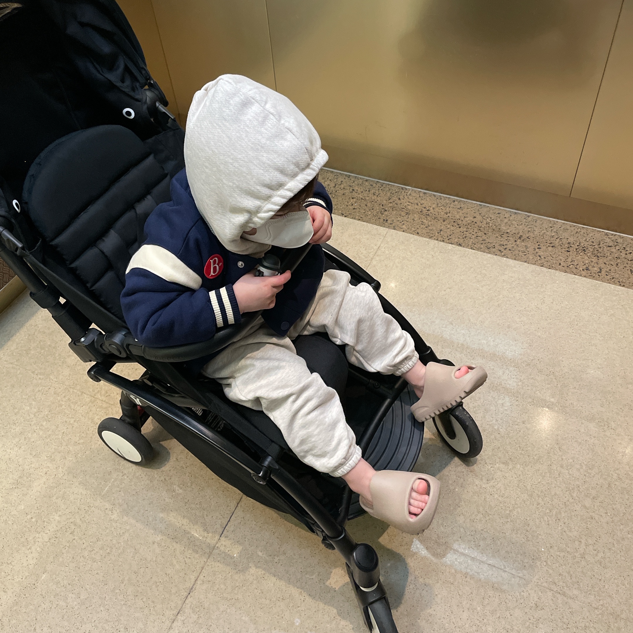 (Kids) Adidas Yeezy Slide Pure 착용 스타일 - 1