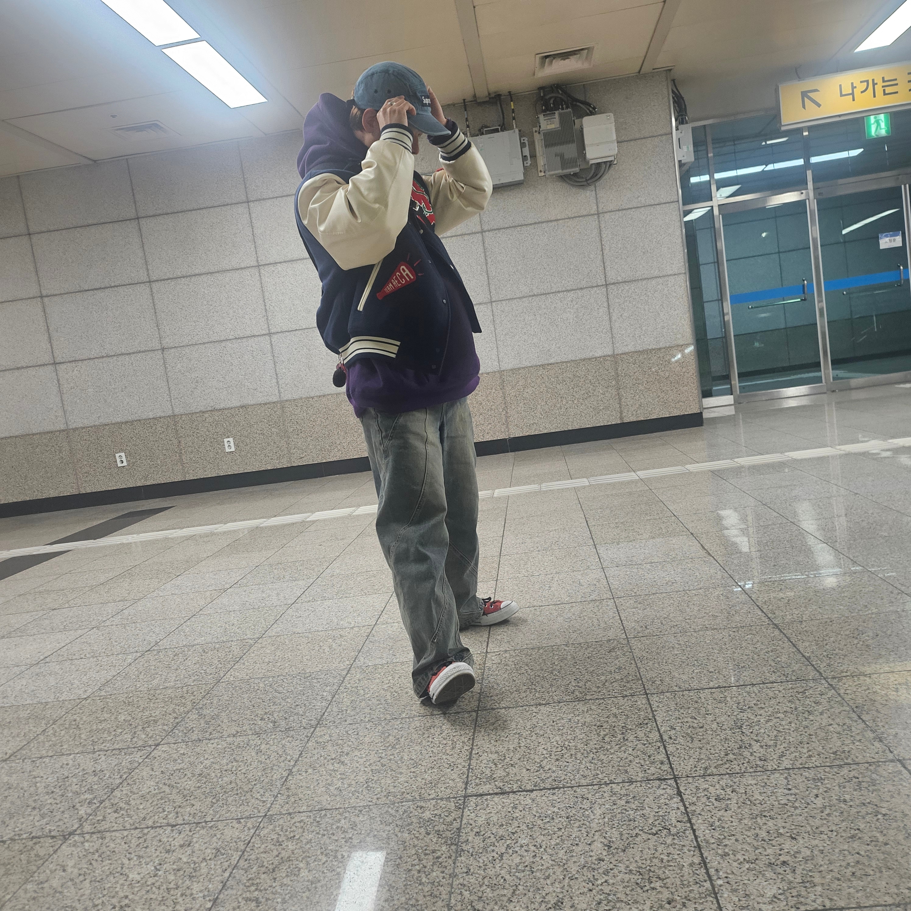 Supreme Washed Chino Twill Camp Cap Denim - 23FW, New Era x Aeca White Varsity Jacket Navy 착용 스타일 - 2