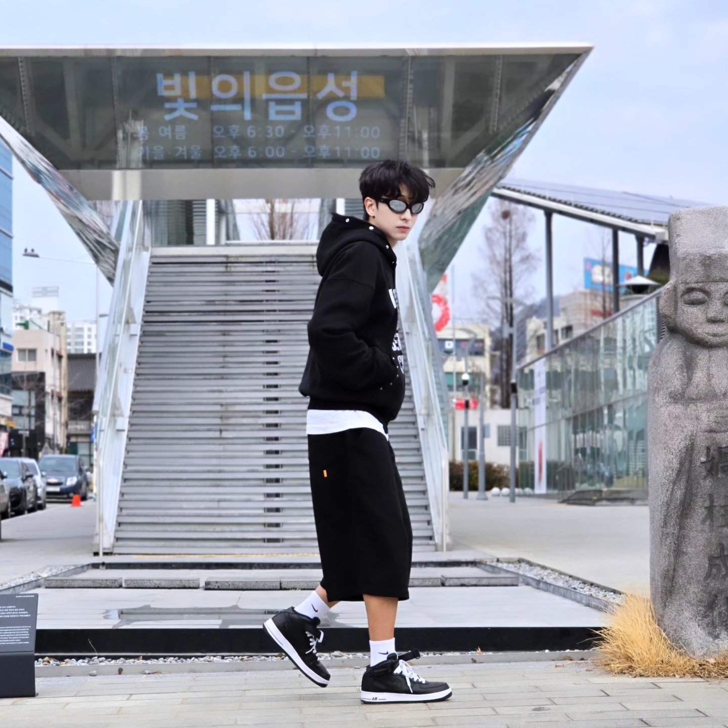 Nike x Stussy Air Force 1 '07 Mid SP Black 착용 스타일 - 2