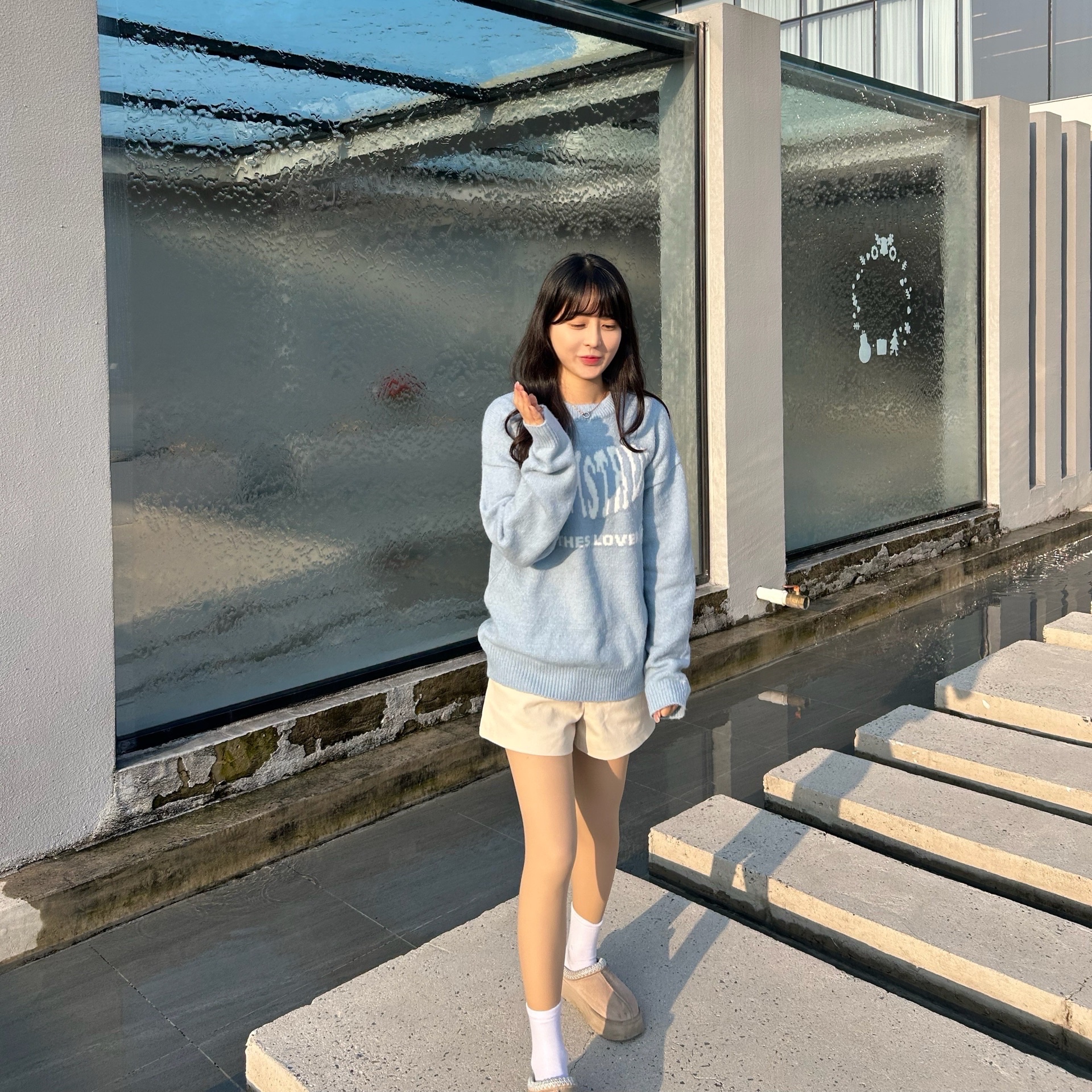 (W) UGG Tazz Slipper Sand, Matin Kim Madeleine Round Bag Light Beige 착용 스타일 - 1