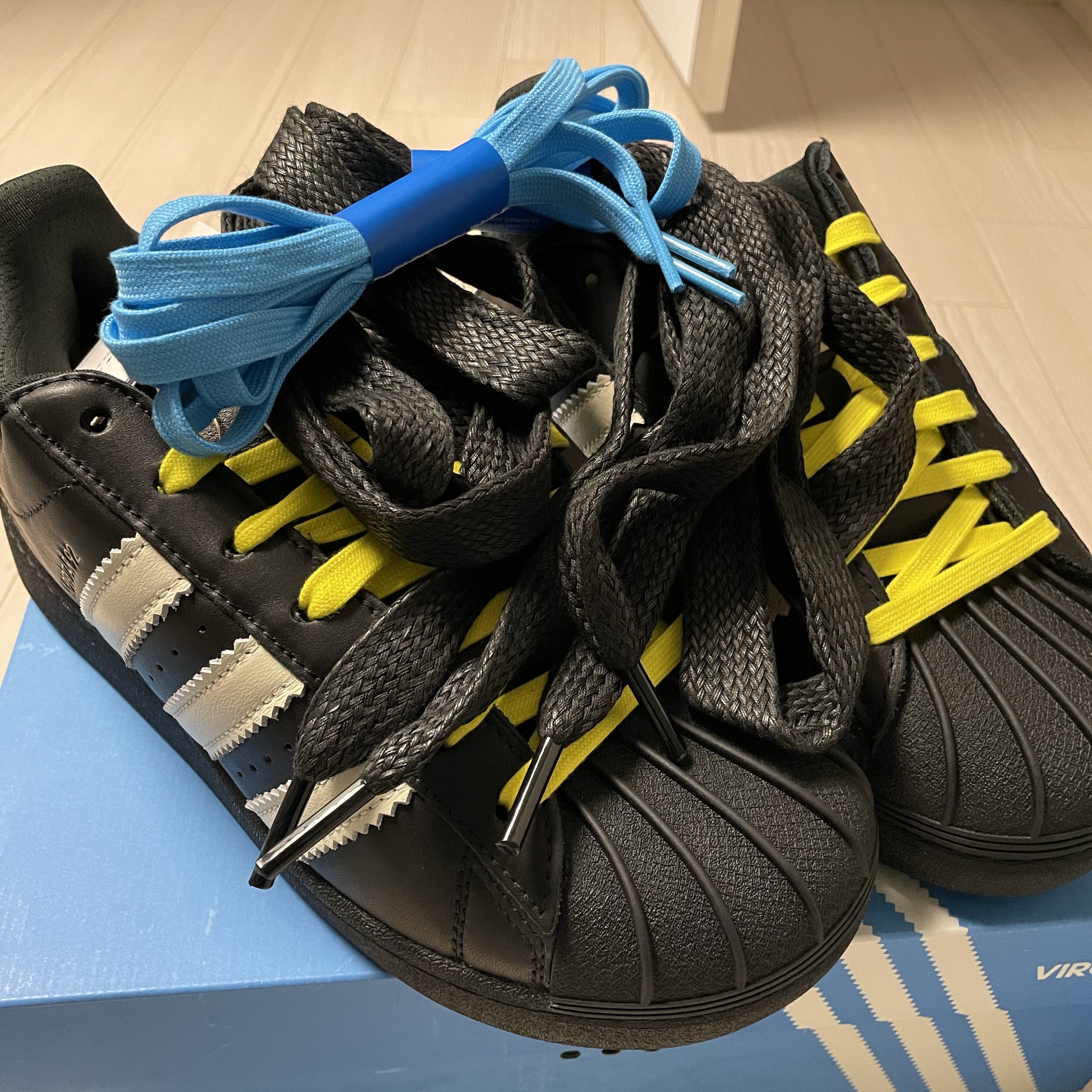 Adidas x Pharrell Williams Virginia Superstar 92 Core Black Sky Rush 착용 스타일 - 1