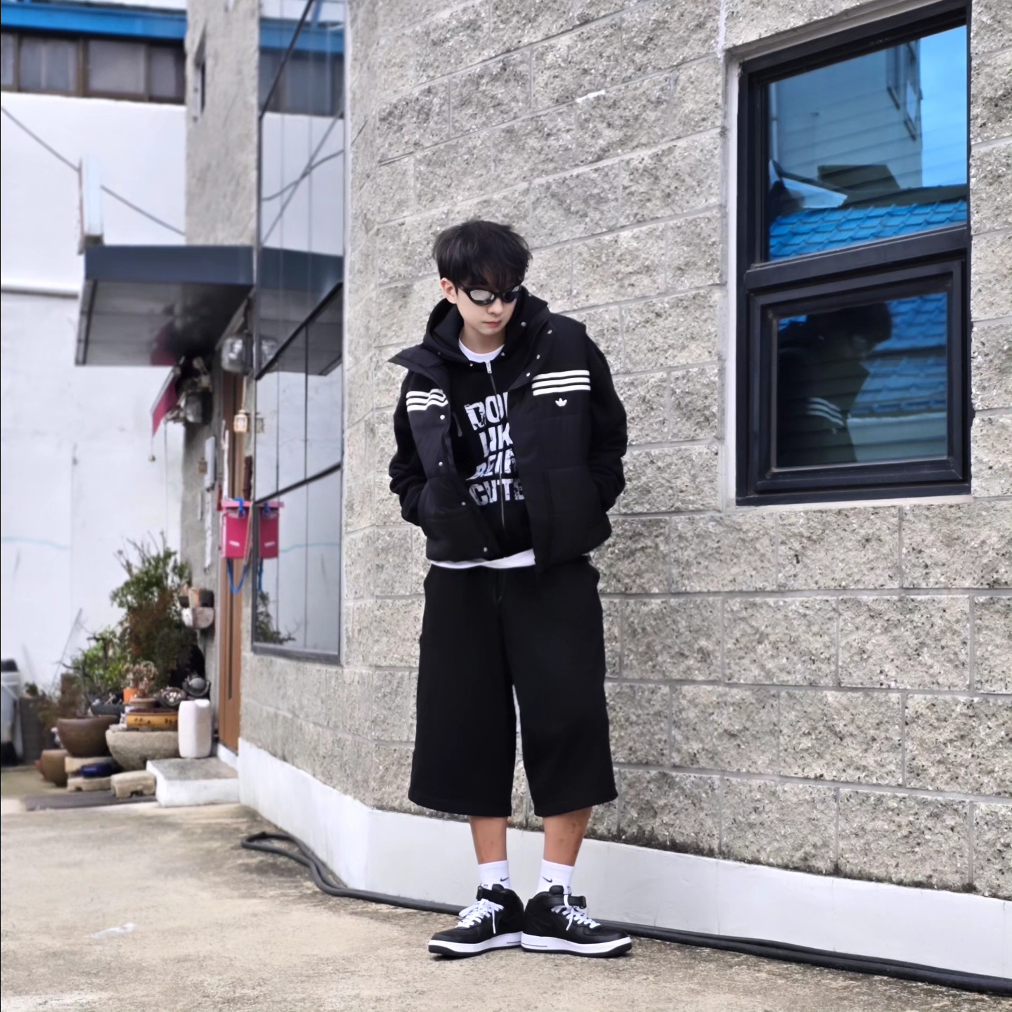 아디다스 오리지널스 70s 패디드 질레 블랙 - KR 사이즈, 나이키 x 스투시 에어포스 1 '07 미드 SP 블랙 착용 스타일 - 3