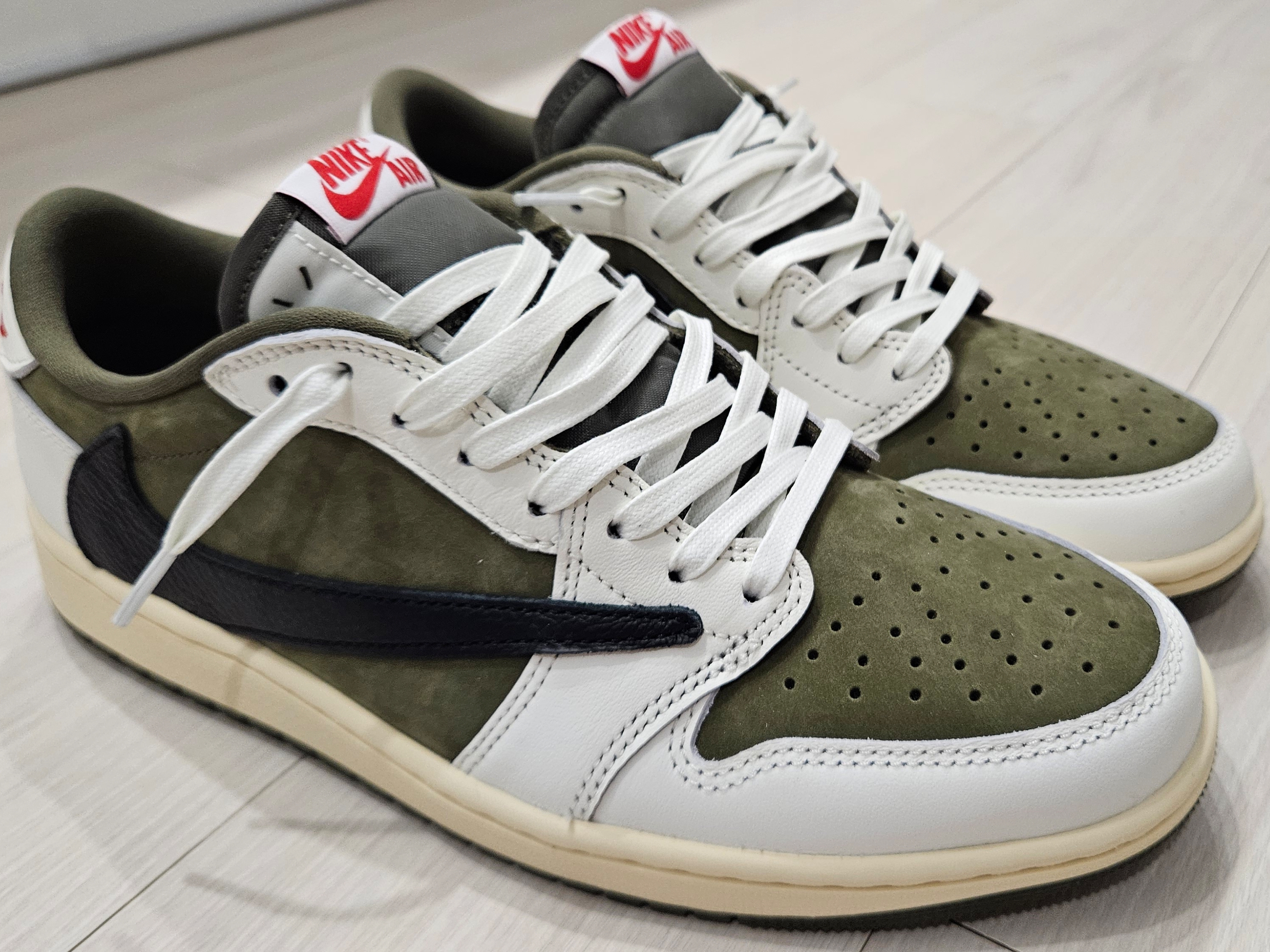 Jordan 1 x Travis Scott Retro Low OG SP Reverse Olive 착용 스타일