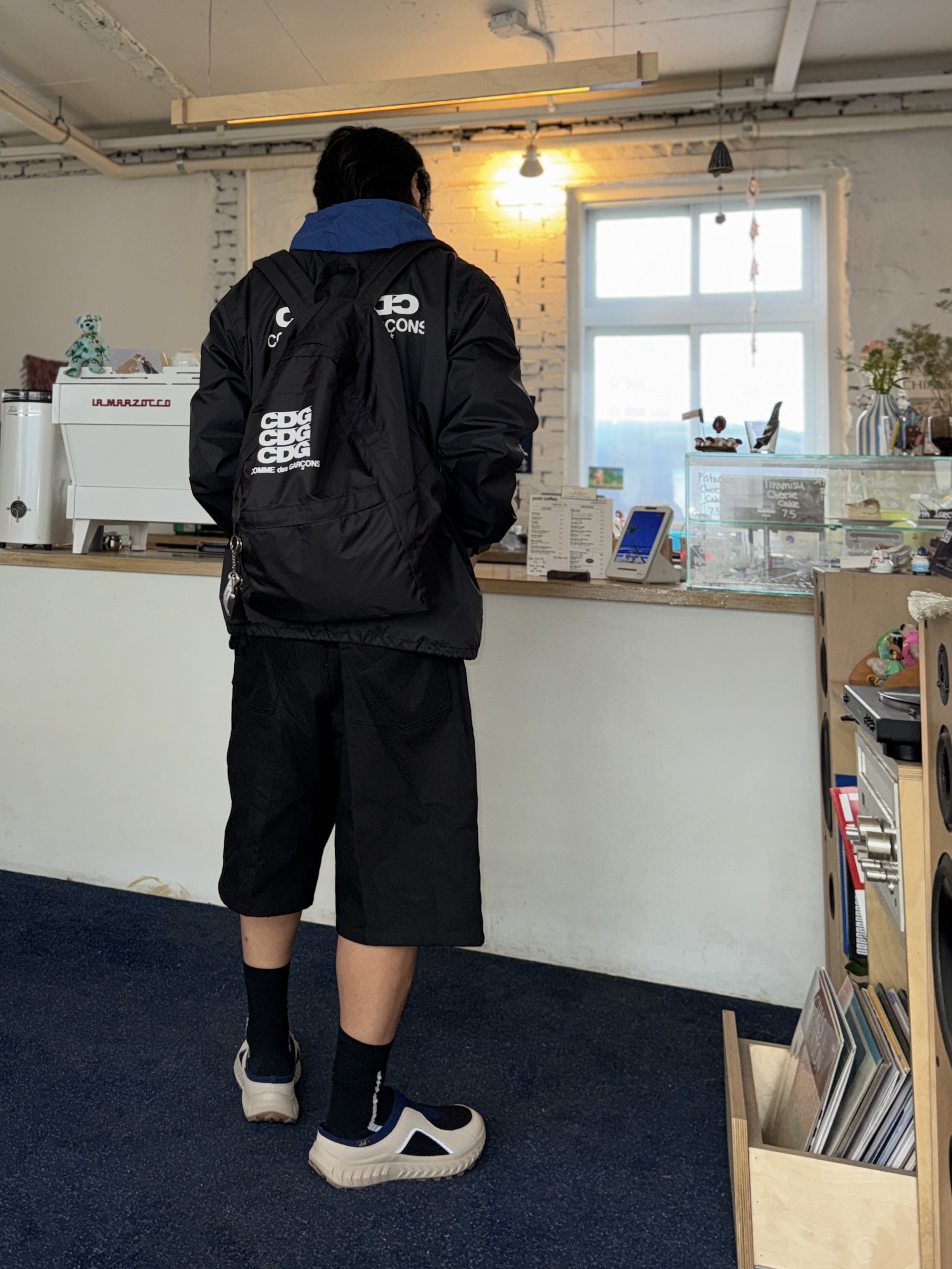 CDG 코치 자켓5 블랙, CDG 백팩 블랙 착용 스타일 - 1