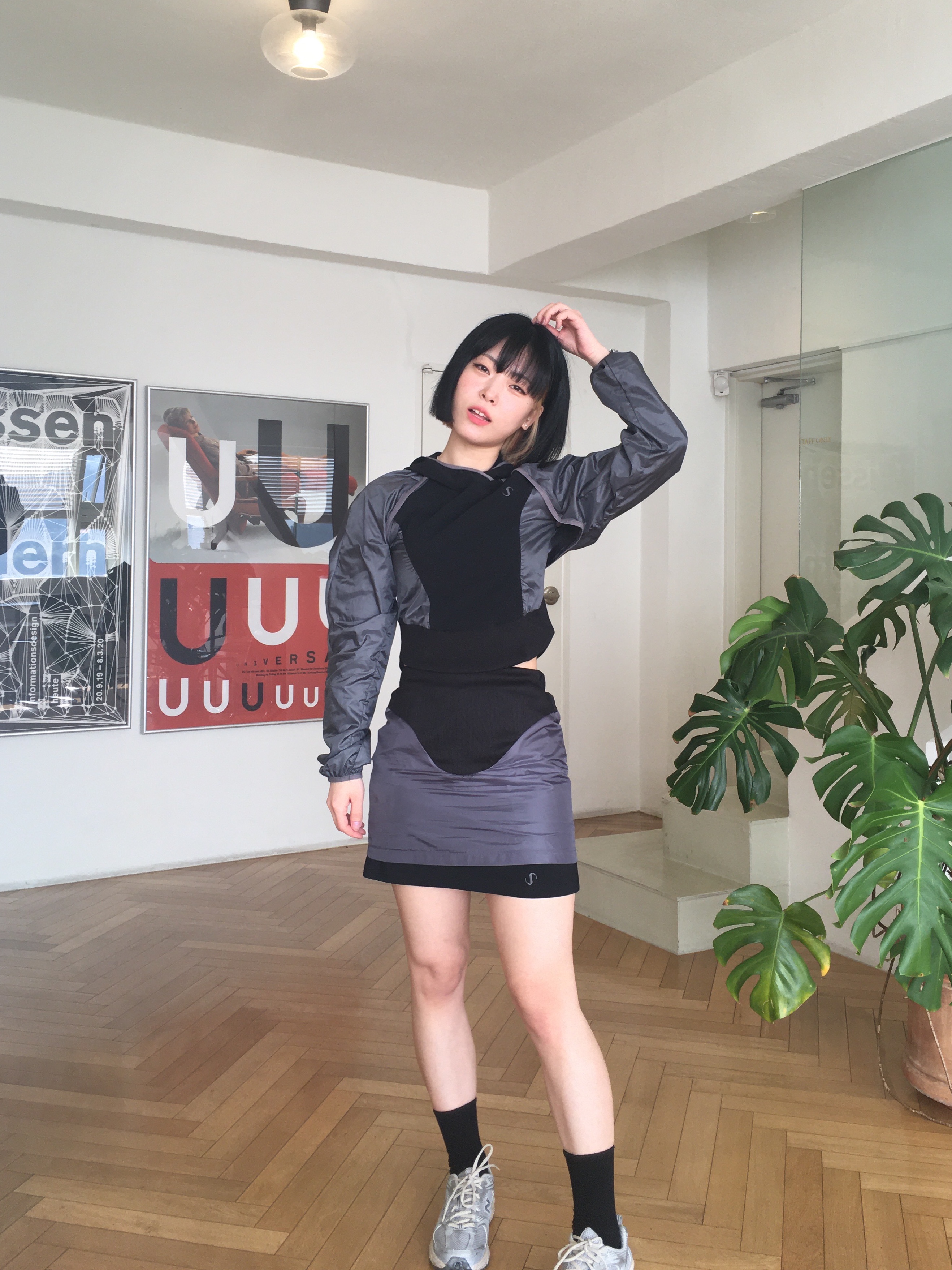 OJOS Paneled Crop Shell Jacket Warm Grey 착용 스타일 - 1
