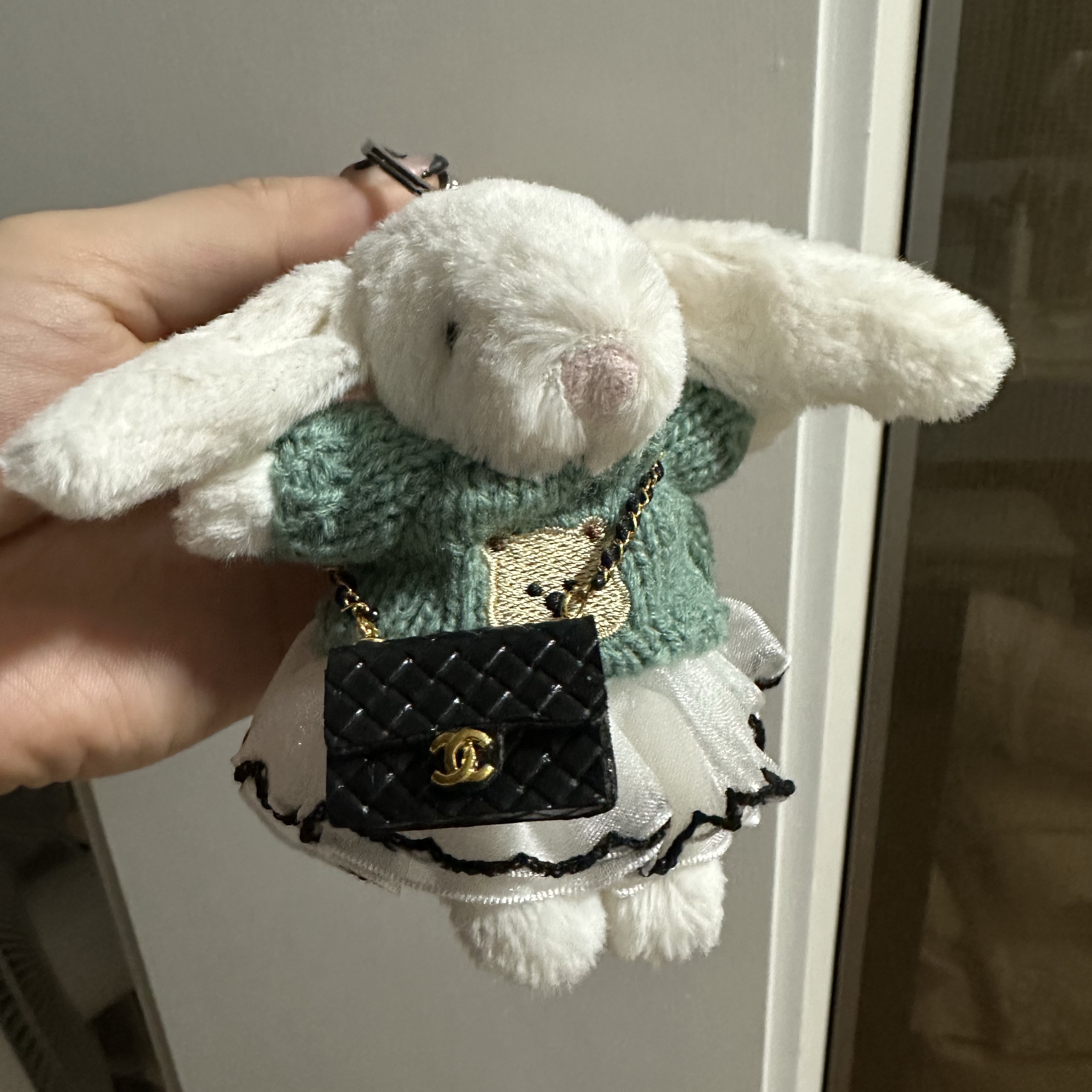Jellycat Bashful Bunny Bag Charm Cream 착용 스타일