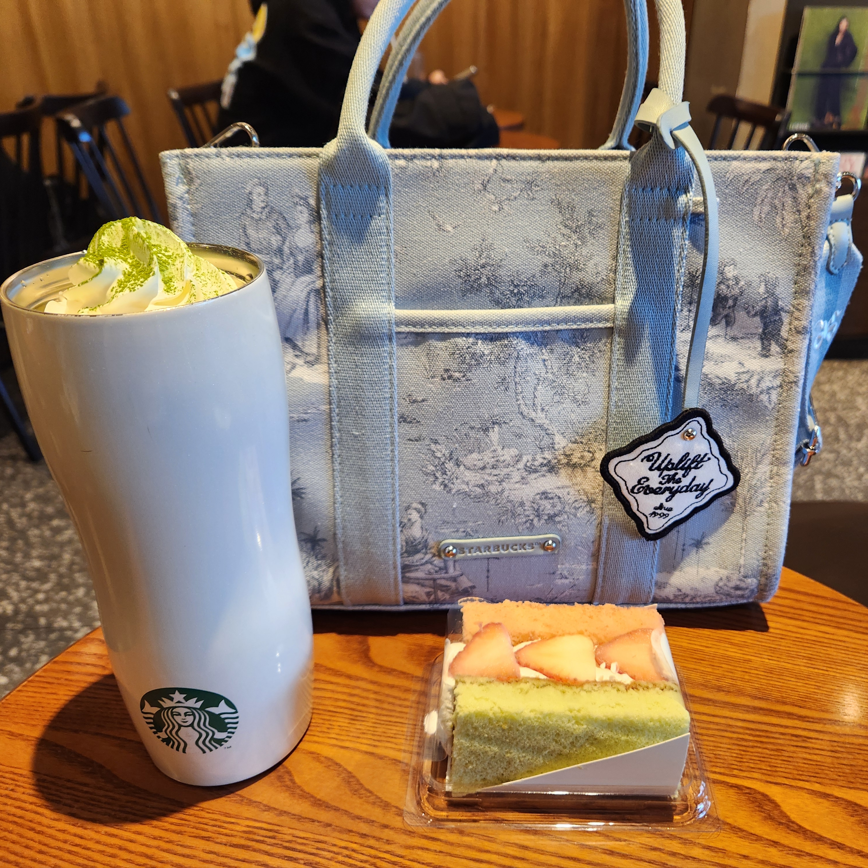 Starbucks French Summer Picnic Tote Bag 착용 스타일