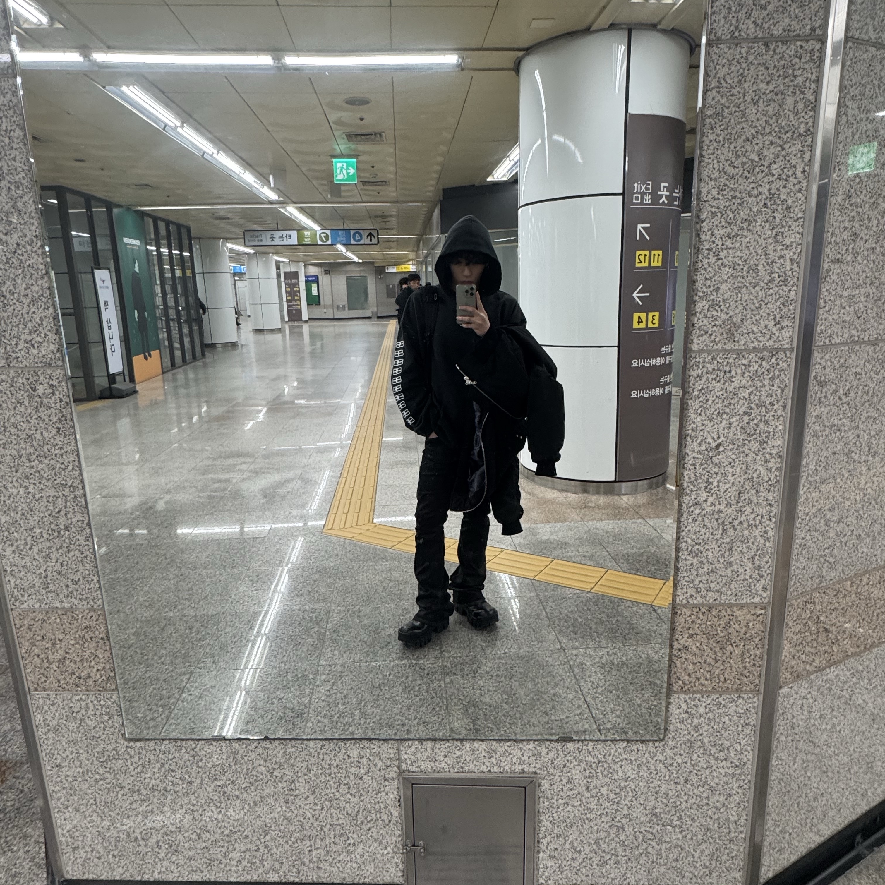 Undermycar Ababell Multi Flap Oversized Bomber Beluga - 22SS, Balenciaga Bulldozer Lace-Up Boot Black 착용 스타일