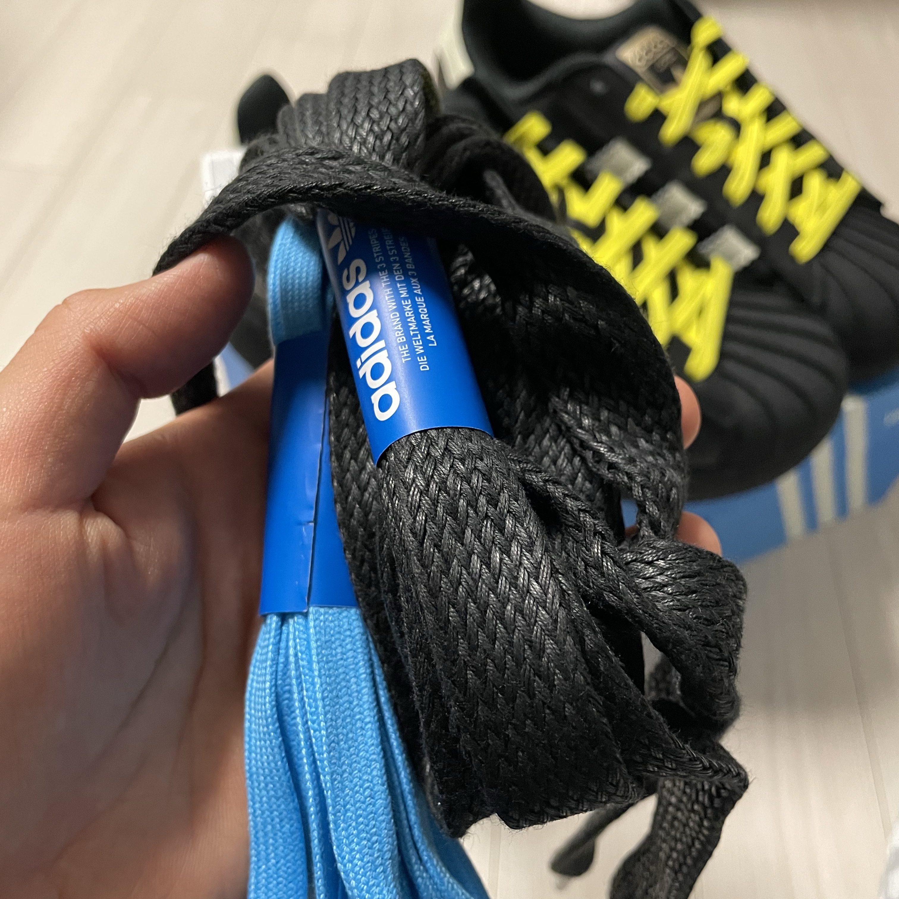 Adidas x Pharrell Williams Virginia Superstar 92 Core Black Sky Rush 착용 스타일 - 3