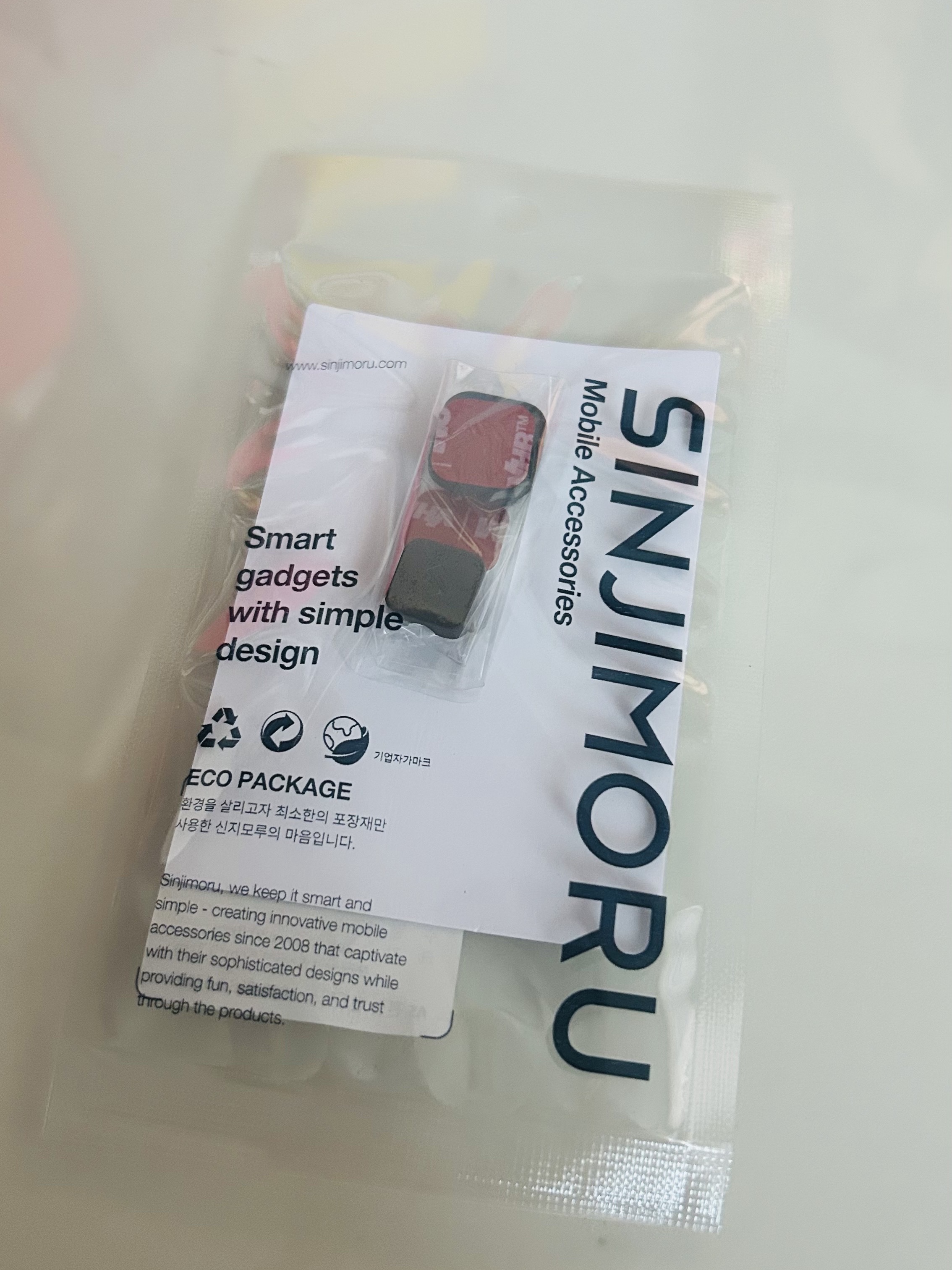 SINJIMORU Magnetic Charging Cable Organizer Holder Black 착용 스타일