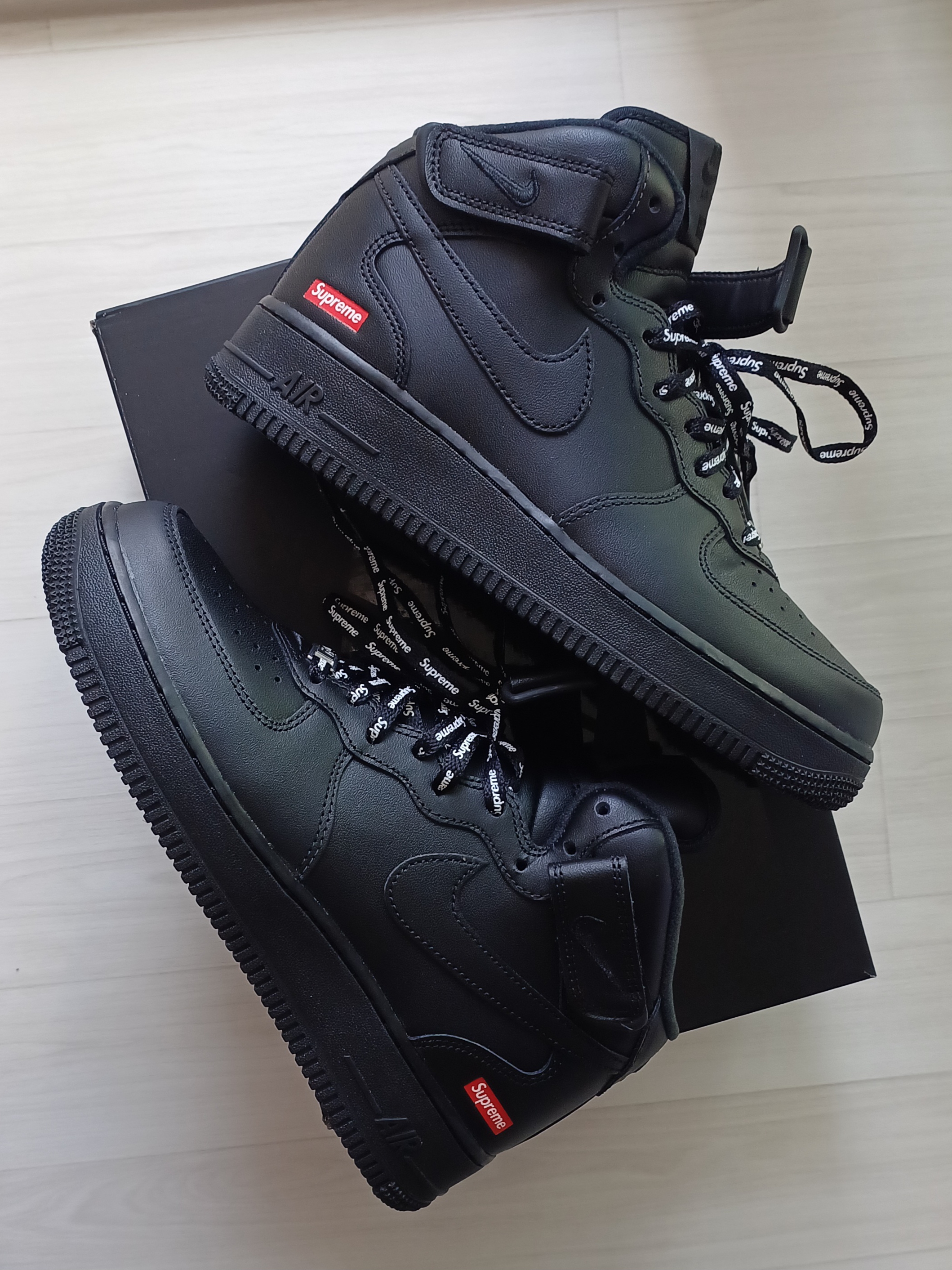 Nike x Supreme Air Force 1 Mid Black 착용 스타일