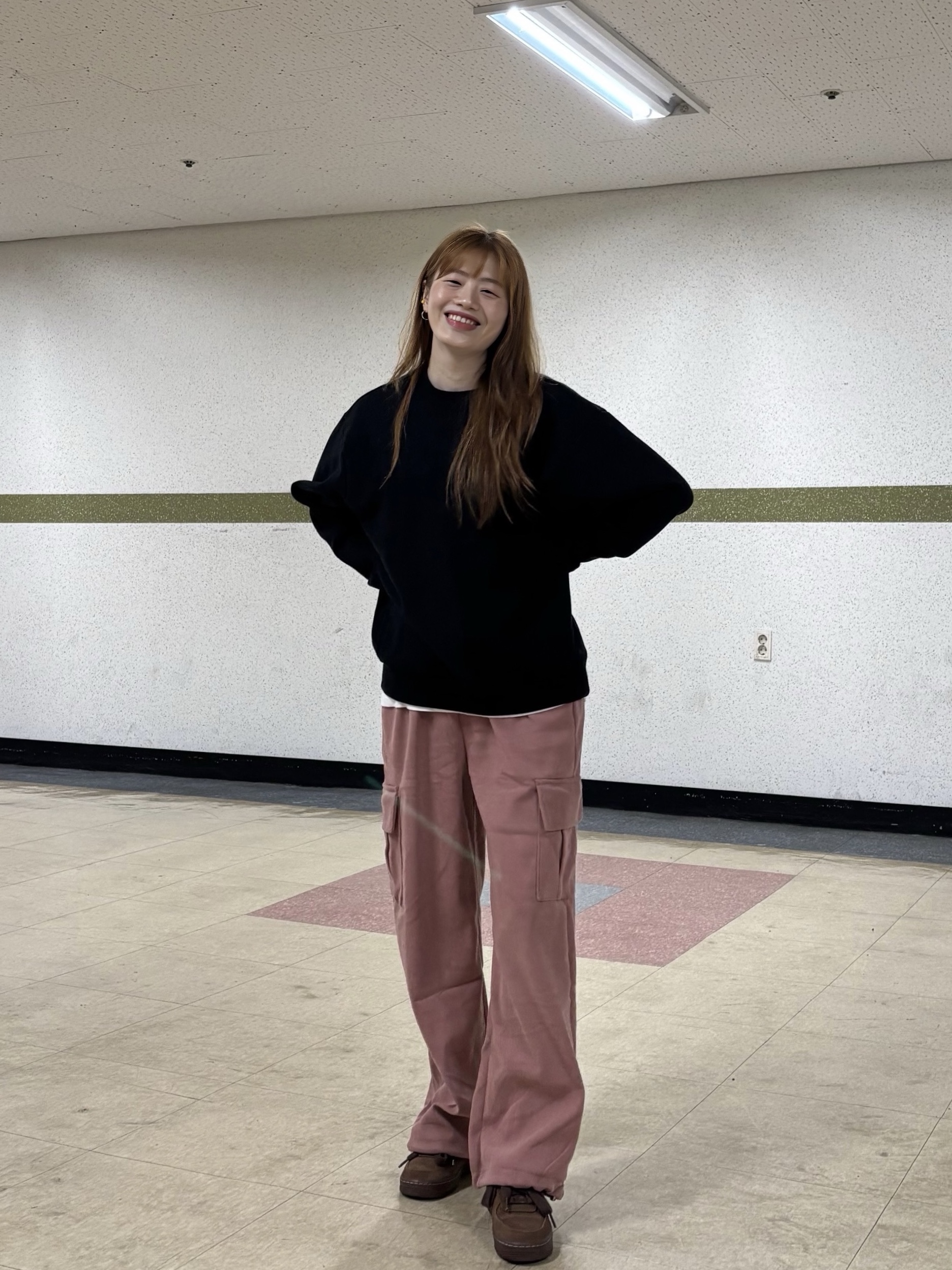 (W) 나이키 에어포스 1 '07 카카오 와우, 칼하트 WIP 아메리칸 스크립트 스웨트셔츠 블랙 착용 스타일 - 3