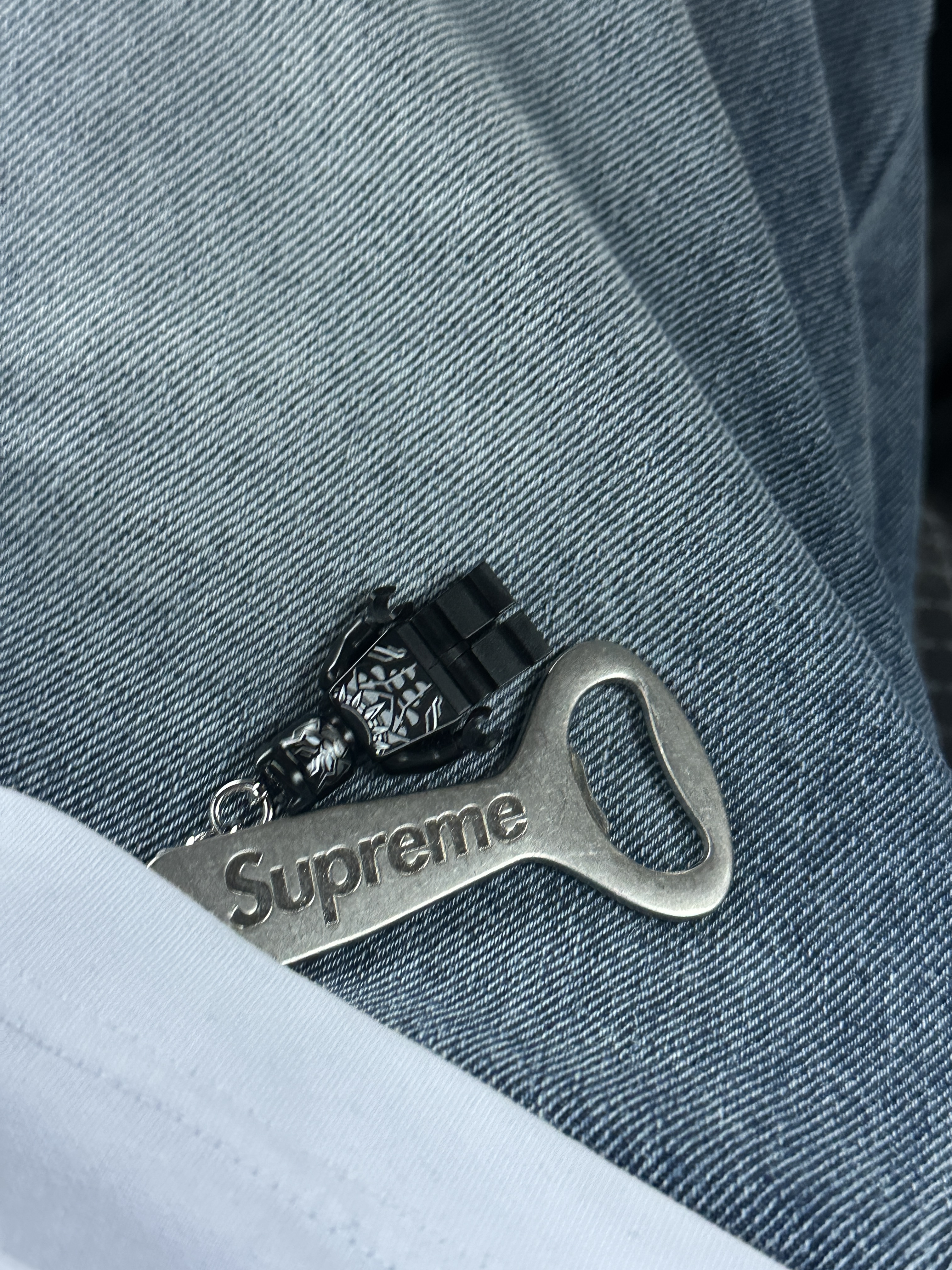 Supreme Bottle Opener Keychain Silver - 24FW 착용 스타일