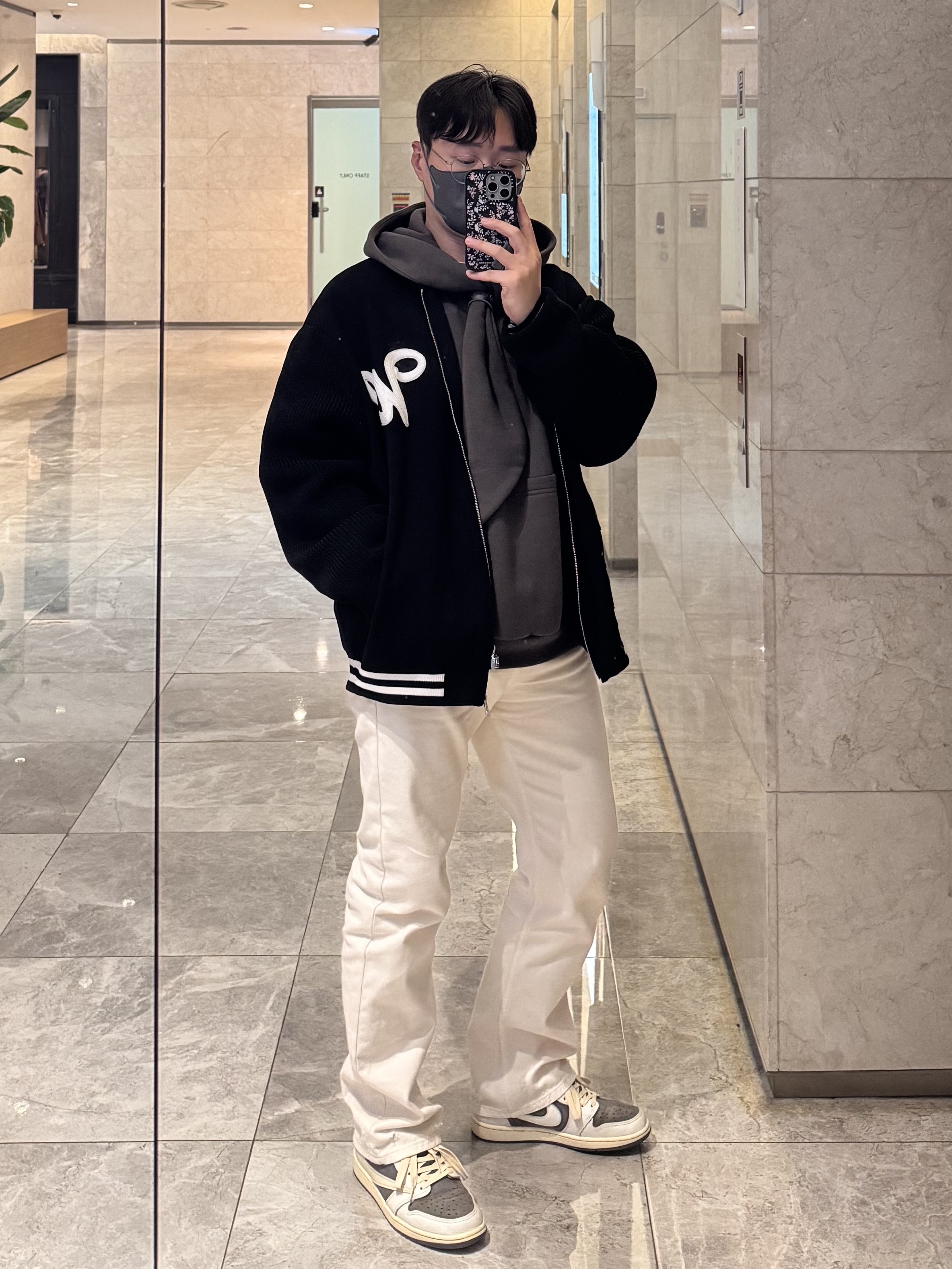 Wooyoungmi Grey Knot Detail Hooded T-Shirt Dark - 24FW, Wooyoungmi New Straight Denim Pants Ivory - 25SS 착용 스타일 - 4