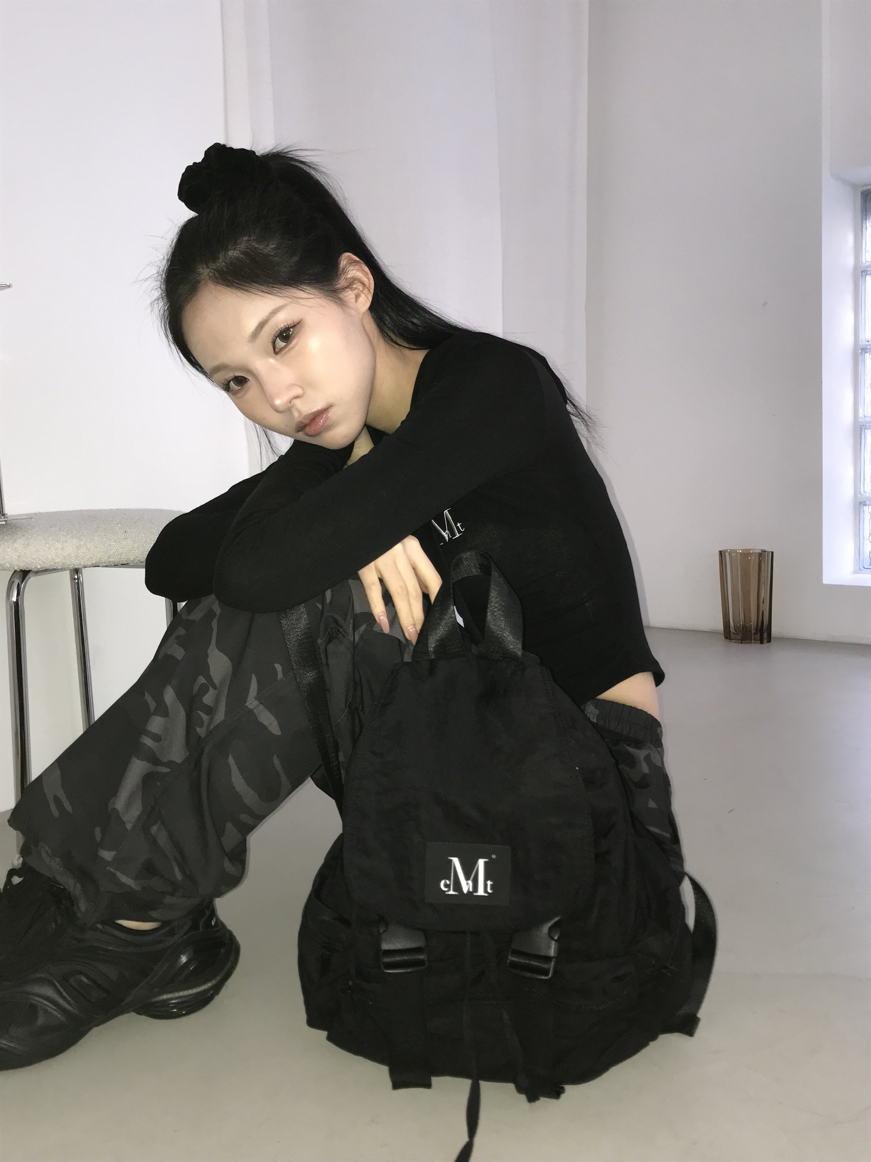 무센트 노브 와이드 포켓 백팩 블랙 착용 스타일 - 2