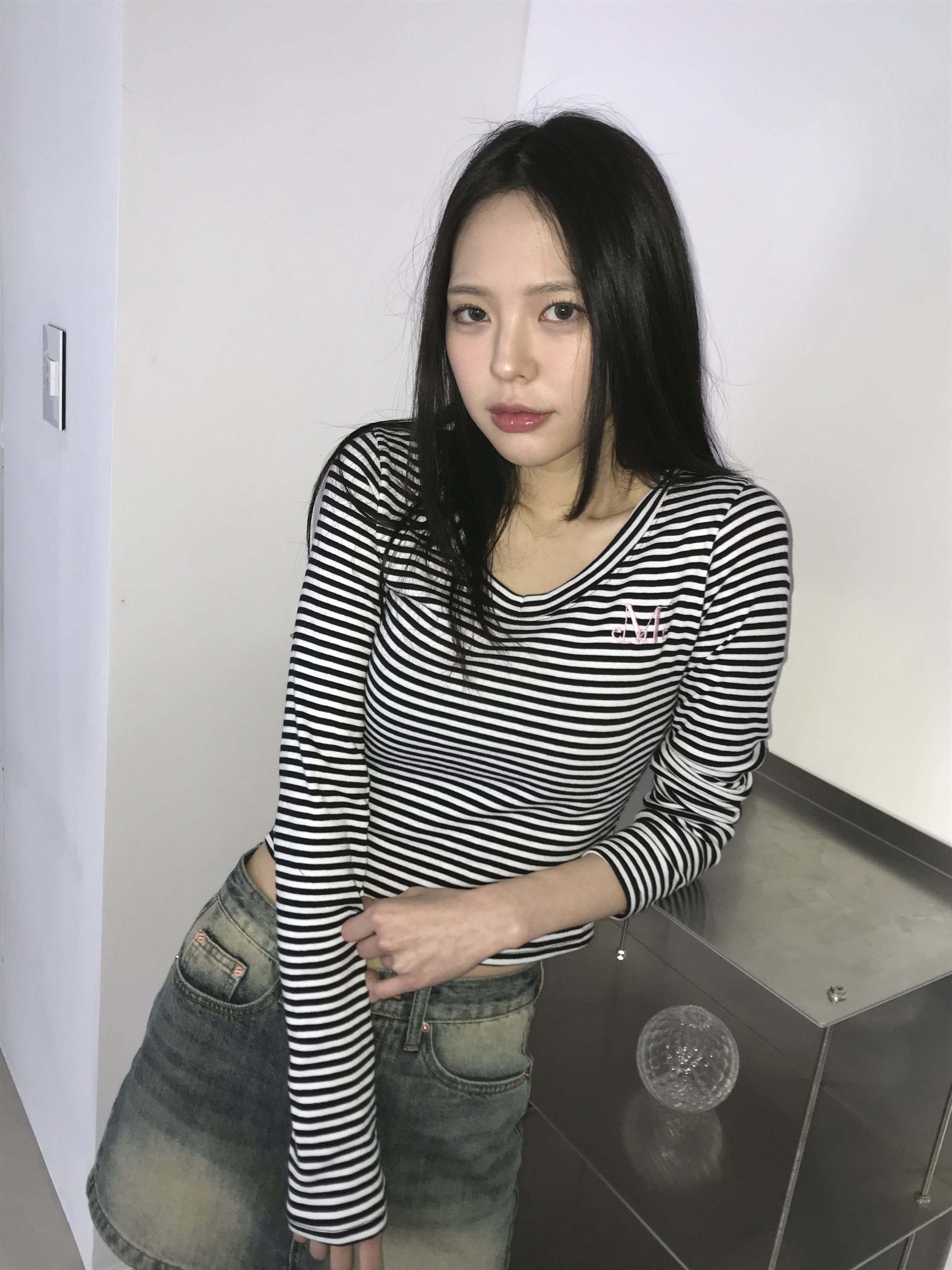 MUCENT Emma V-Neck Stripe Long Sleeve T White-Black 착용 스타일 - 2