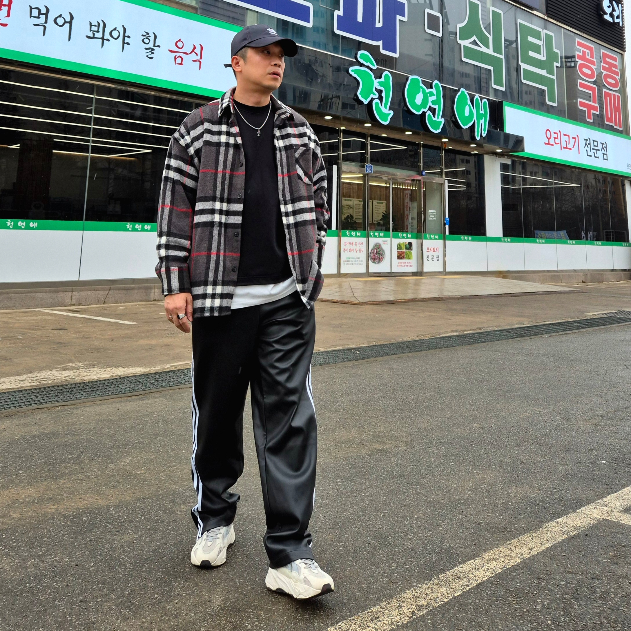 Adidas Yeezy Boost 700 V2 Static 2018, Adidas Faux Leather Adicolor 3S Firebird Track Pants Black - KR Sizing 착용 스타일 - 1