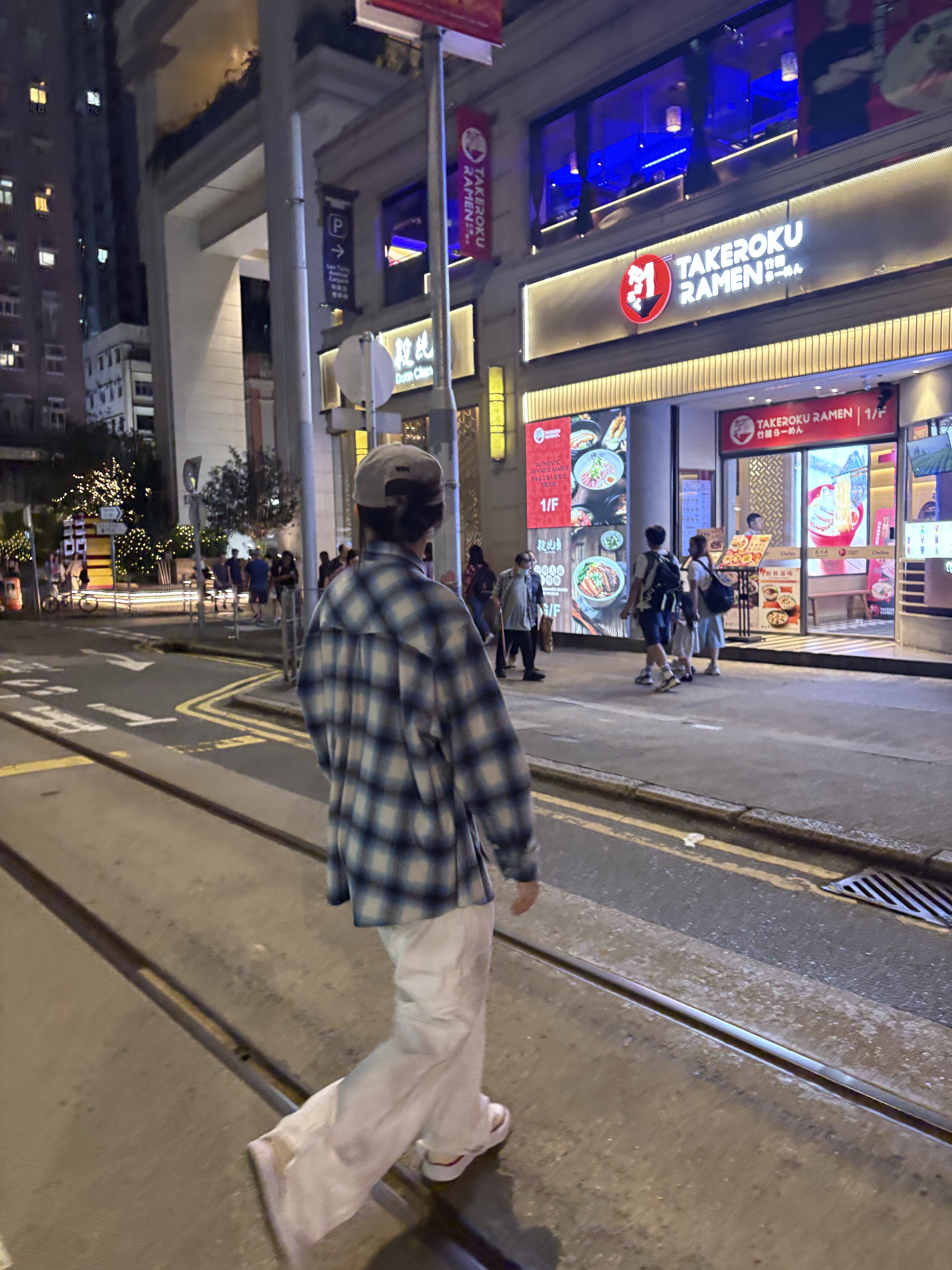 휴이 더블 체크 셔츠 블루, 휴이 H 패치 투톤 캡 그레이 착용 스타일 - 2