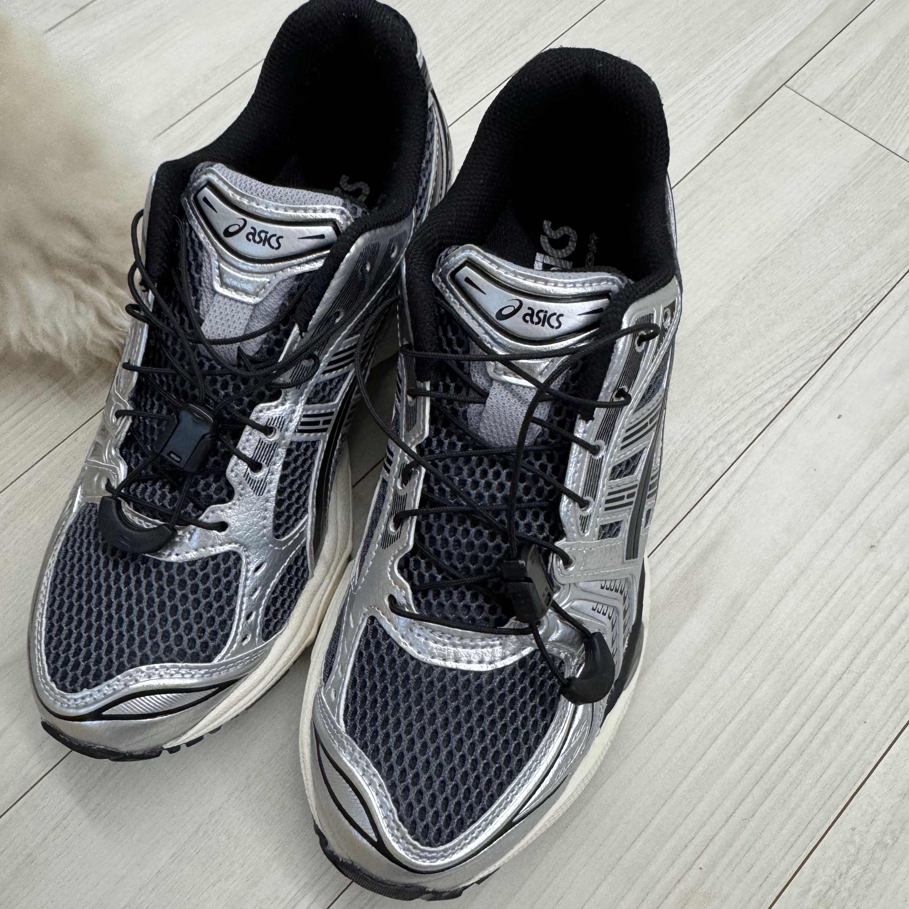Asics Unlimited Gel-Kayano 14 Carrier Grey Black 착용 스타일