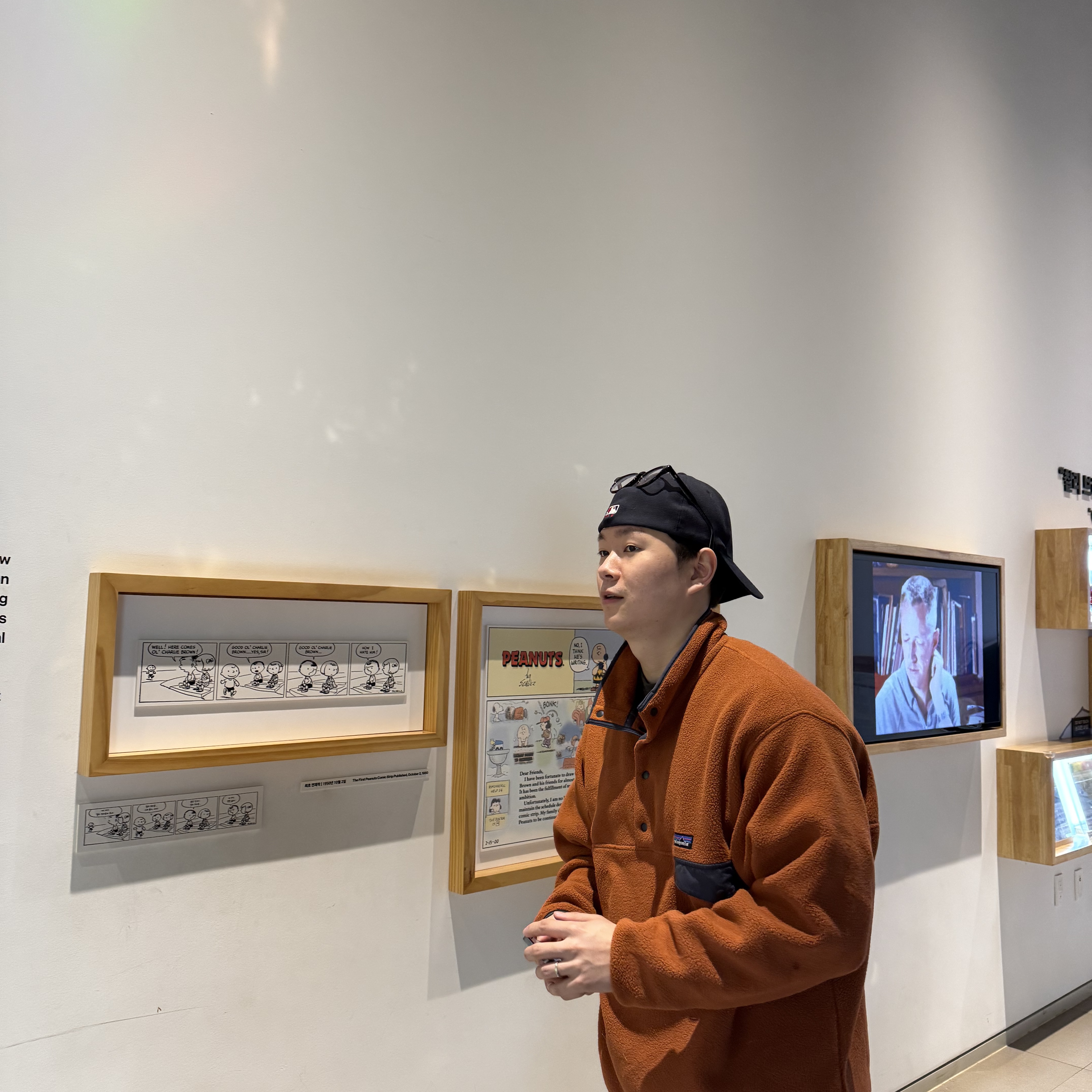 파타고니아 신칠라 스냅-T 플리스 풀오버 버니쉬드 레드, 아식스 조그 100 S 화이트 블랙 - 2E 와이드 착용 스타일 - 1