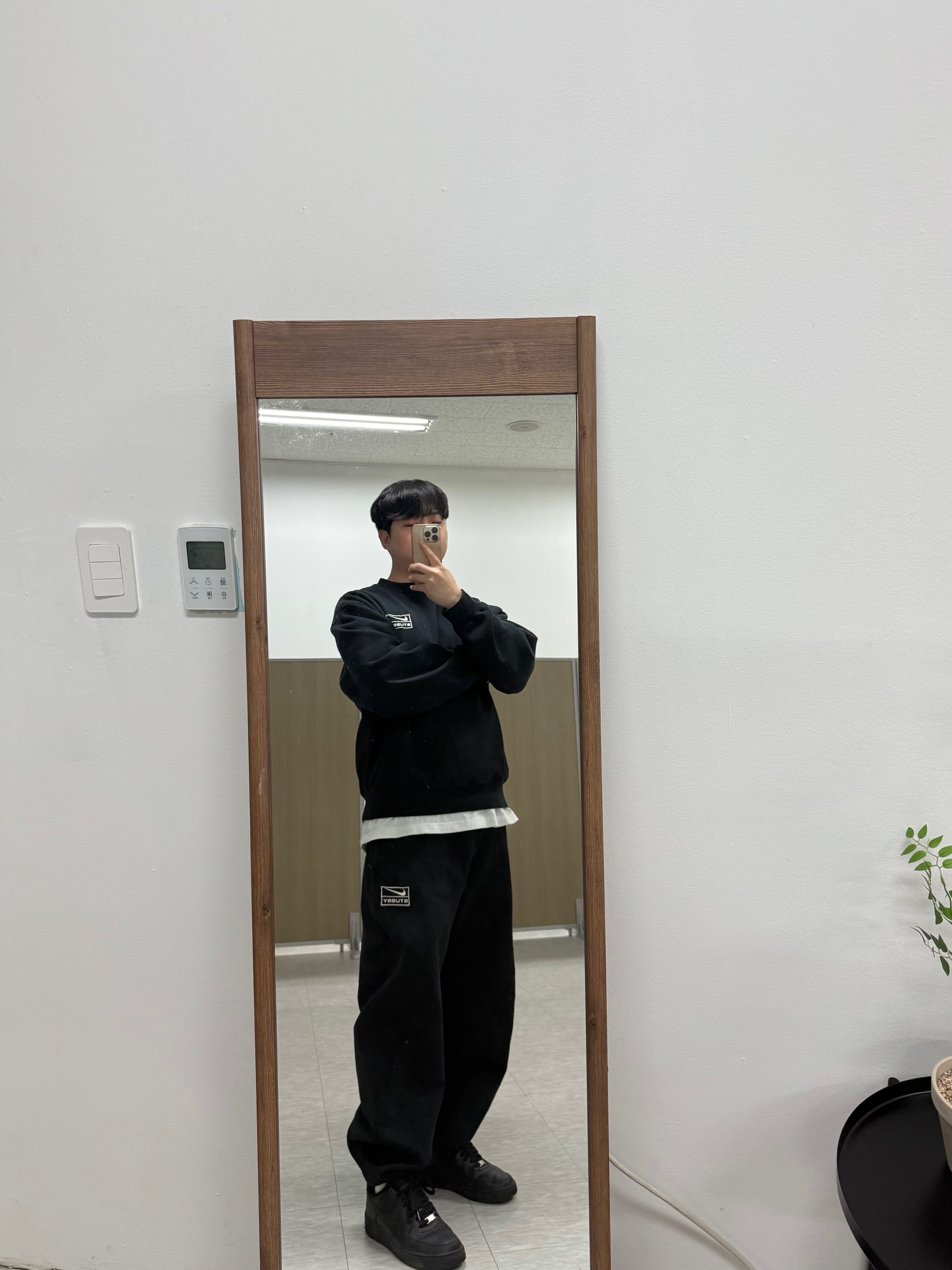 Nike Air Force 1 '07 Low Triple Black, Nike x Stussy NRG Washed Fleece Pants Black (DO5296-010) 착용 스타일