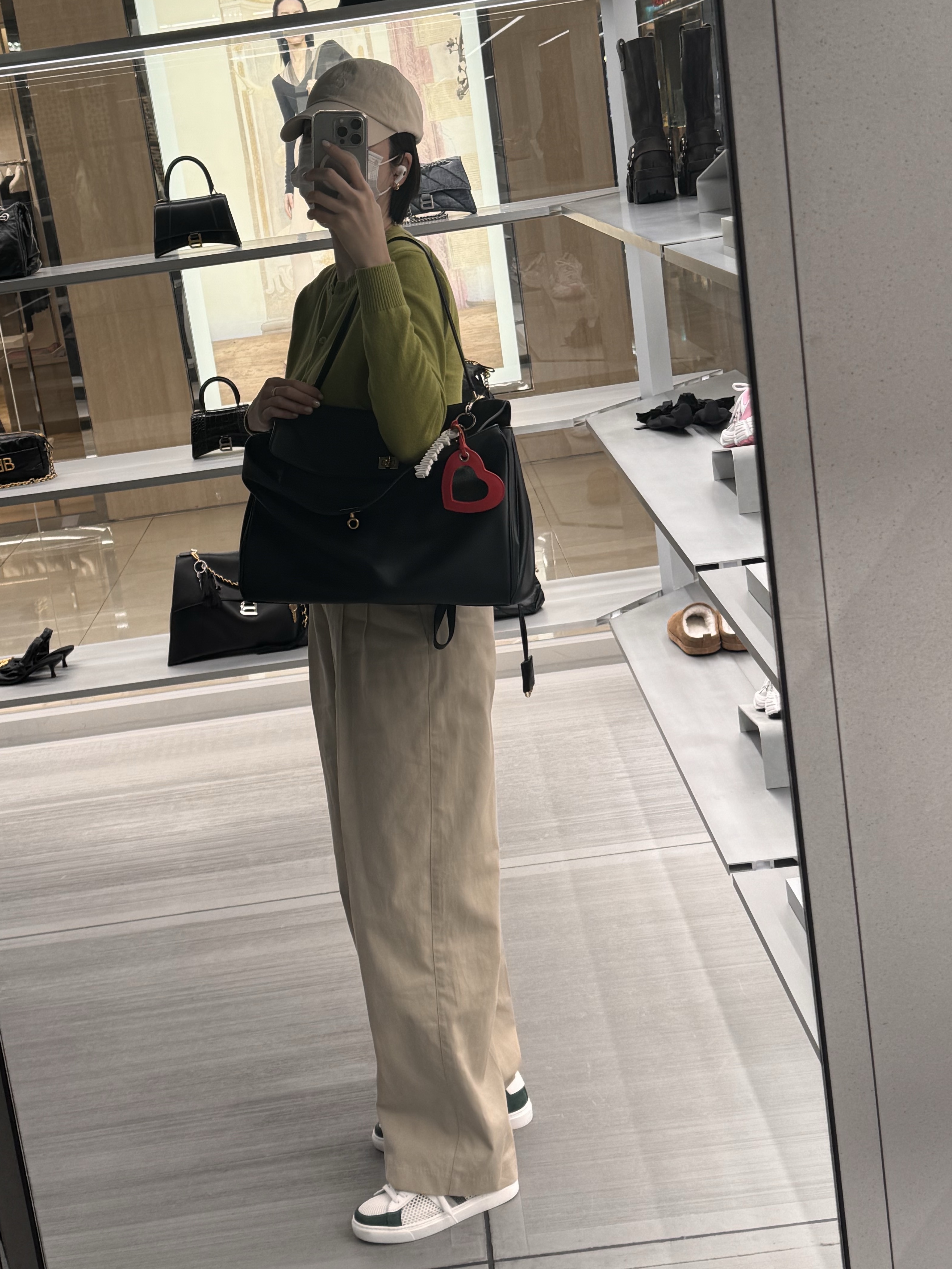 Balenciaga Rodeo Large Handbag Black 착용 스타일