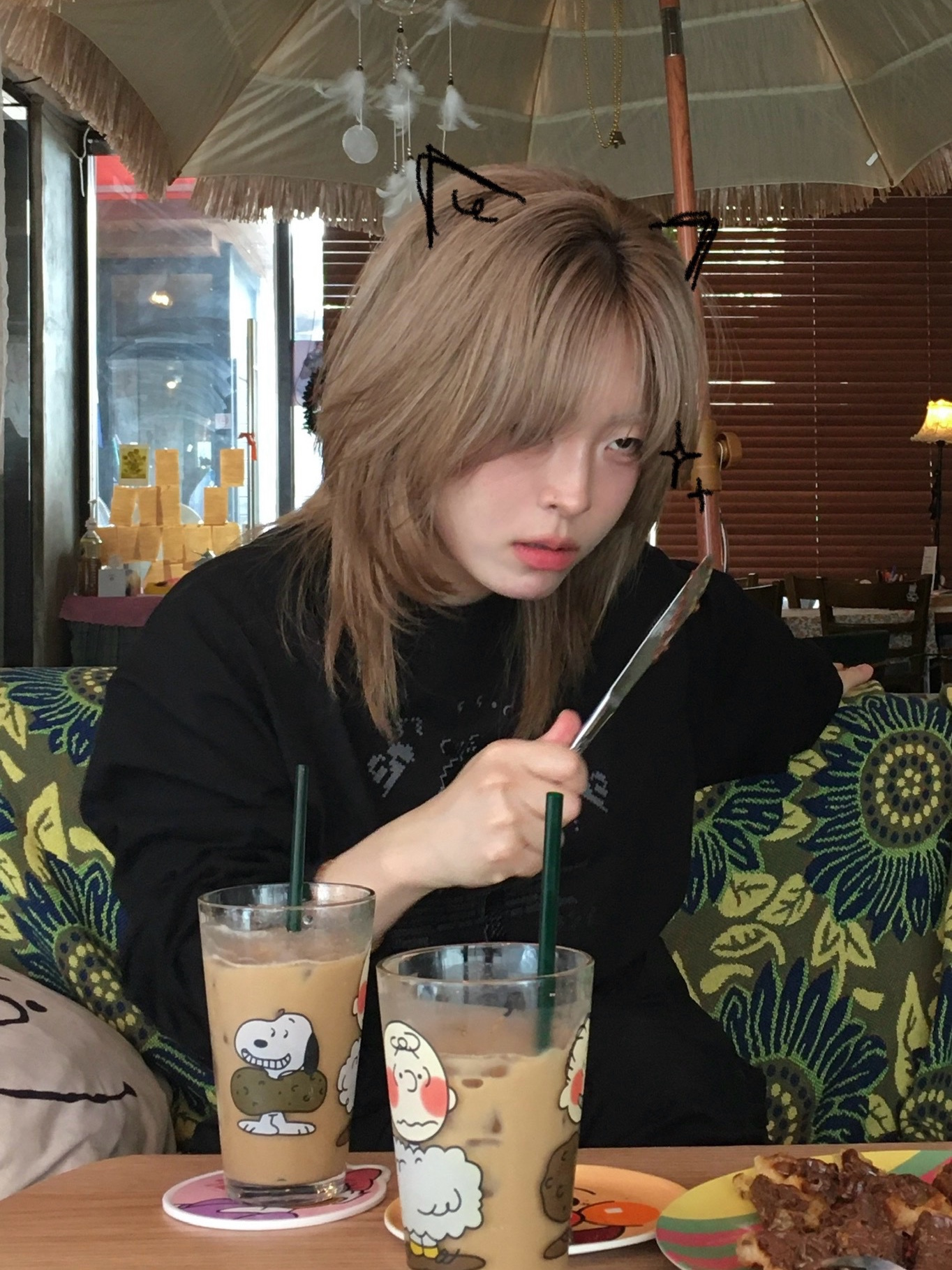 오호스 아이 플루이드 캡슬리브 드레스 01 블랙, 오호스 스캐터드 그래픽 롱 슬리브 블랙 착용 스타일 - 3
