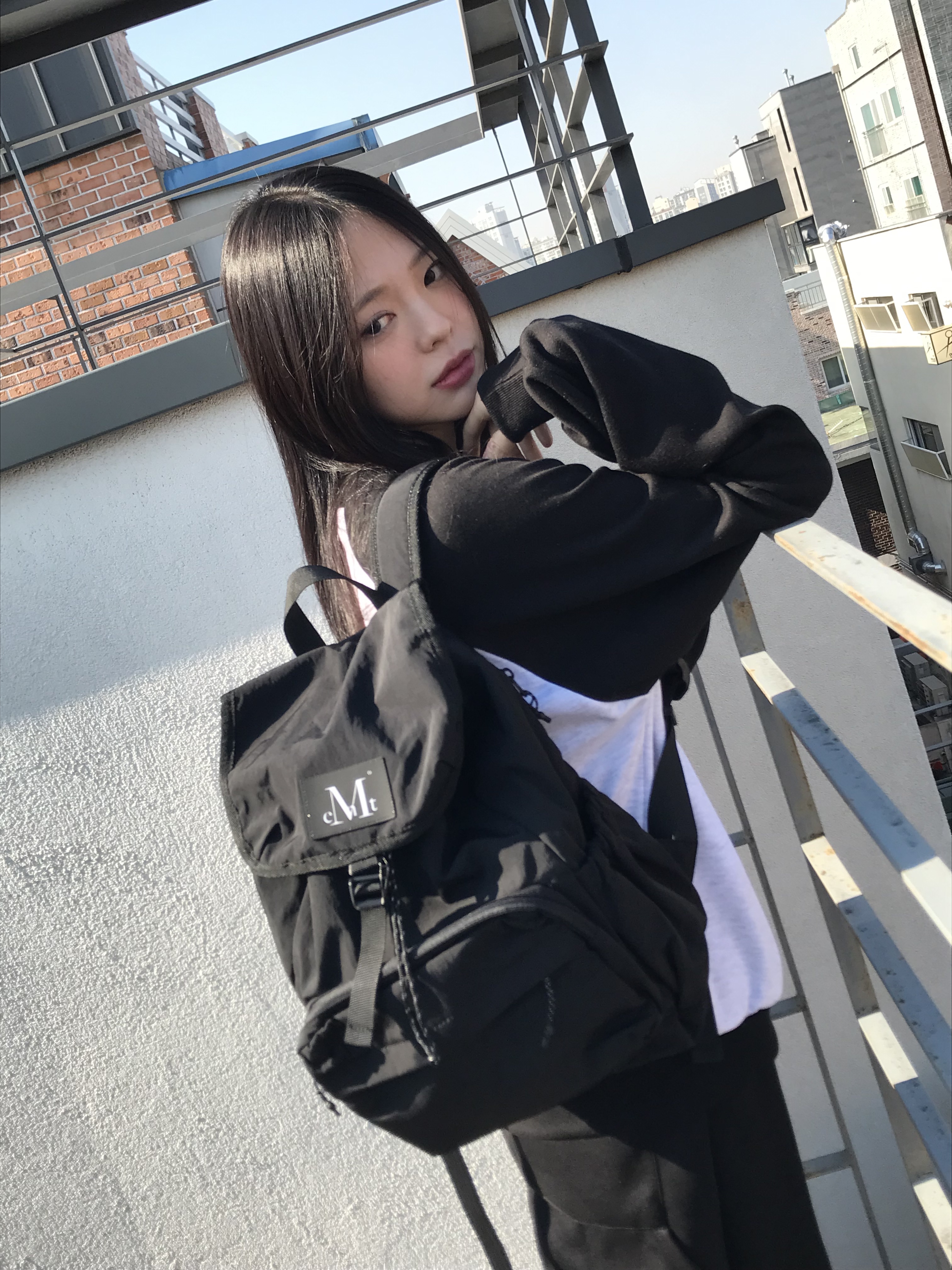 MUCENT Nove Wide Pocket Back Pack Black, MUCENT Heart Lettering Raglan Mtm Black Oatmeal 착용 스타일 - 2