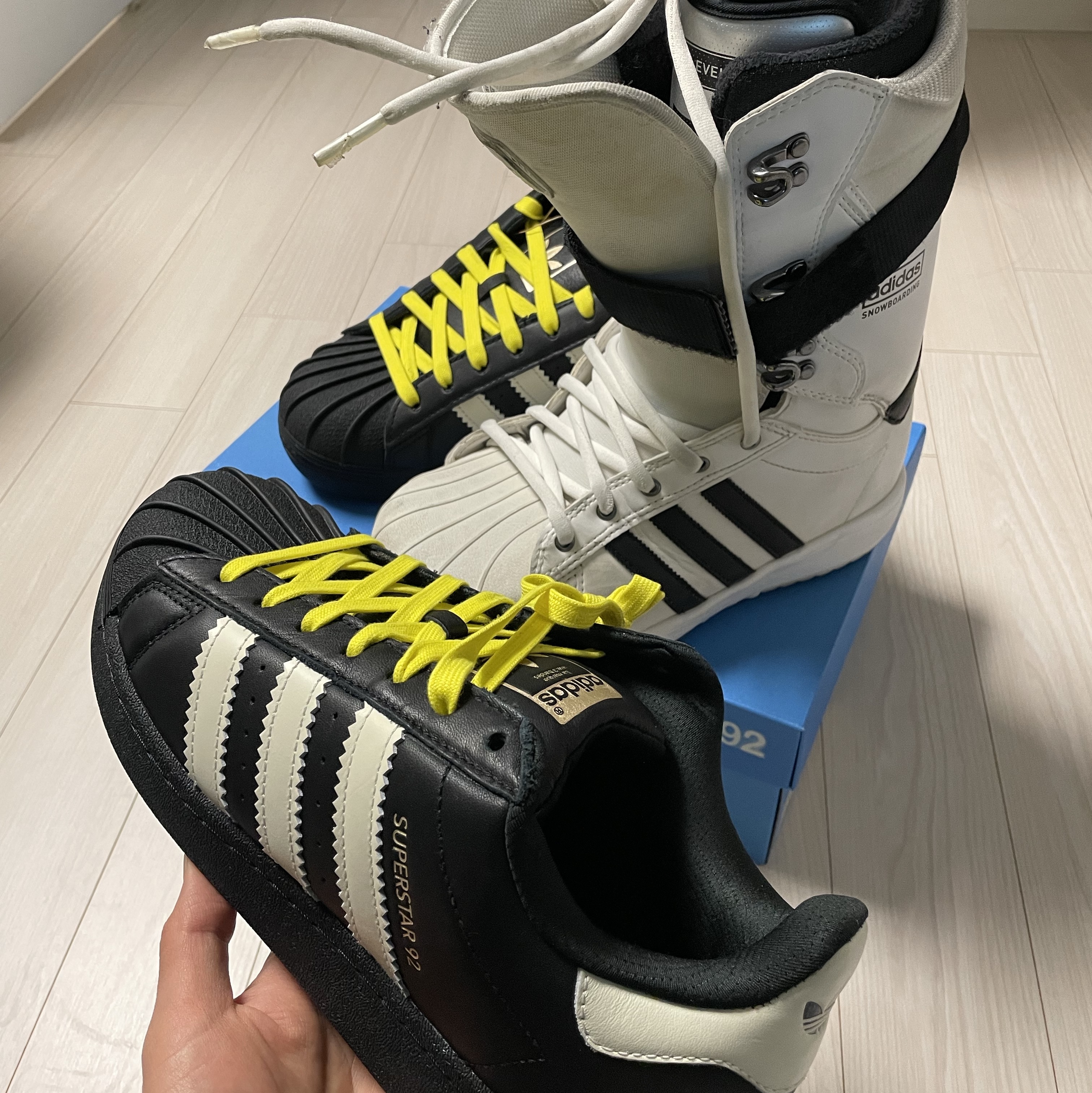 Adidas x Pharrell Williams Virginia Superstar 92 Core Black Sky Rush 착용 스타일 - 6