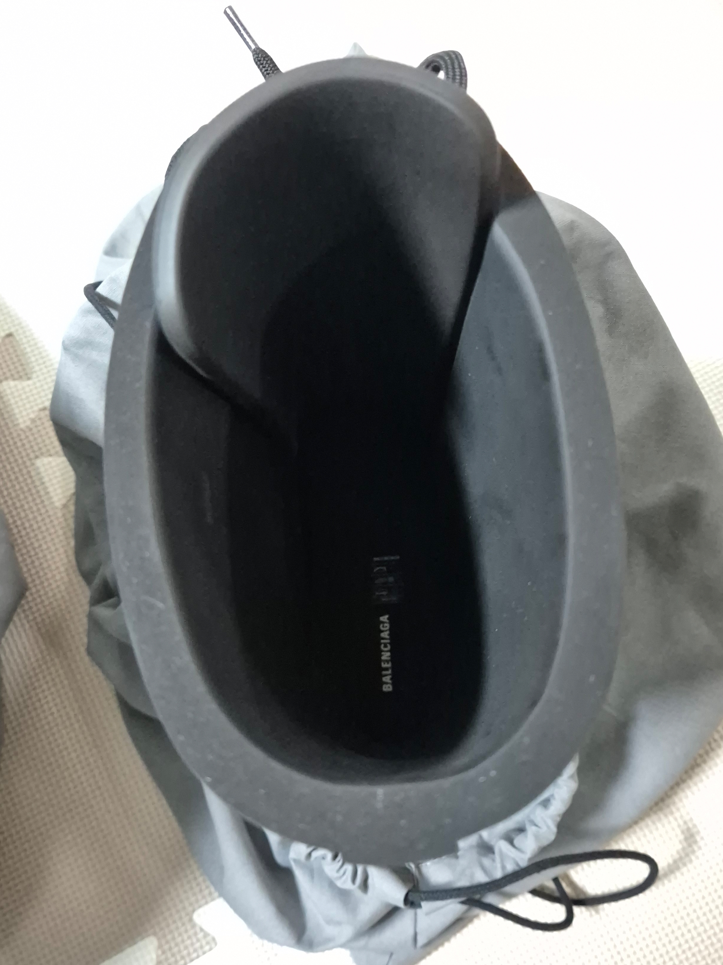 Balenciaga XL Army Boots Full Eva Black 착용 스타일 - 3