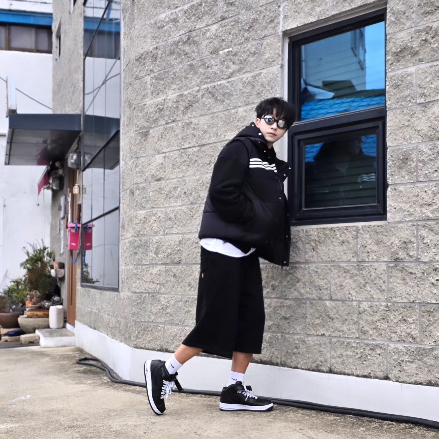 아디다스 오리지널스 70s 패디드 질레 블랙 - KR 사이즈, 나이키 x 스투시 에어포스 1 '07 미드 SP 블랙 착용 스타일 - 1