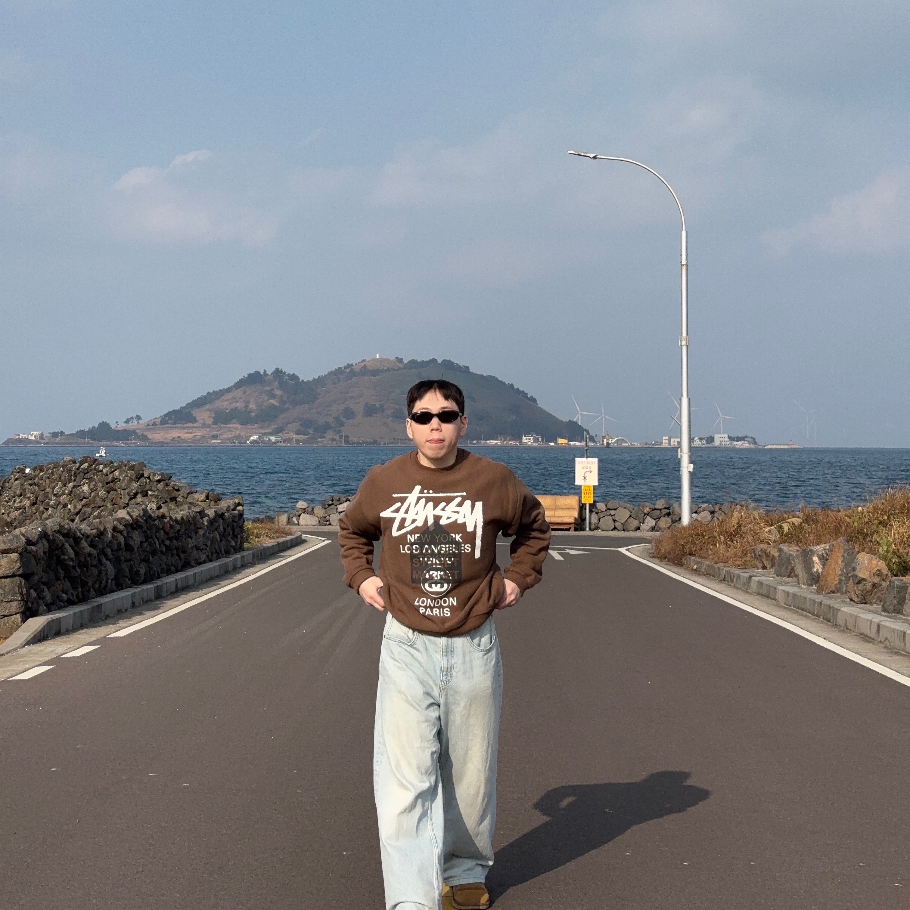 Stussy DSM World Tour Crew Coffee 2022 착용 스타일