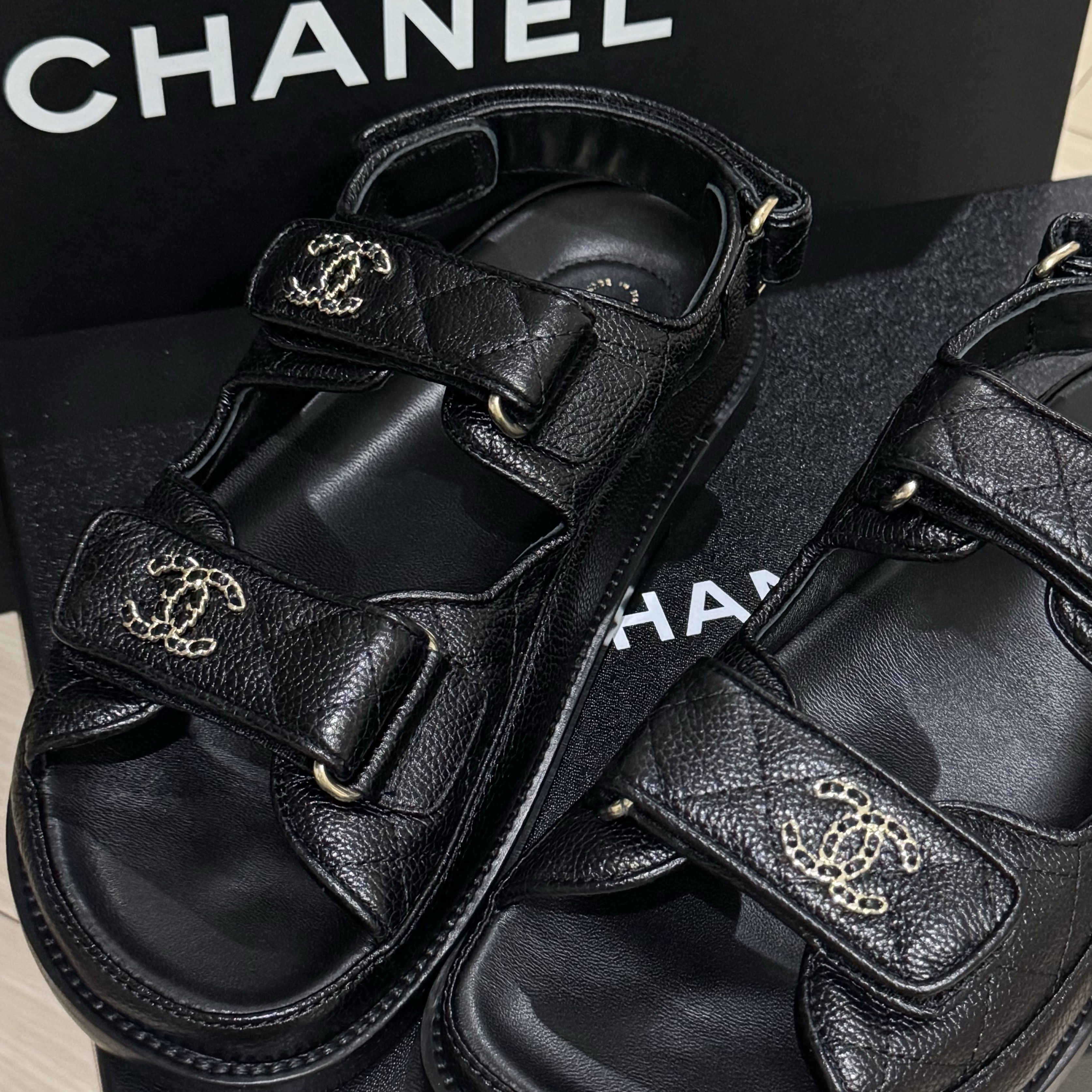 (W) Chanel Sandals Grained Calfskin & Black 착용 스타일