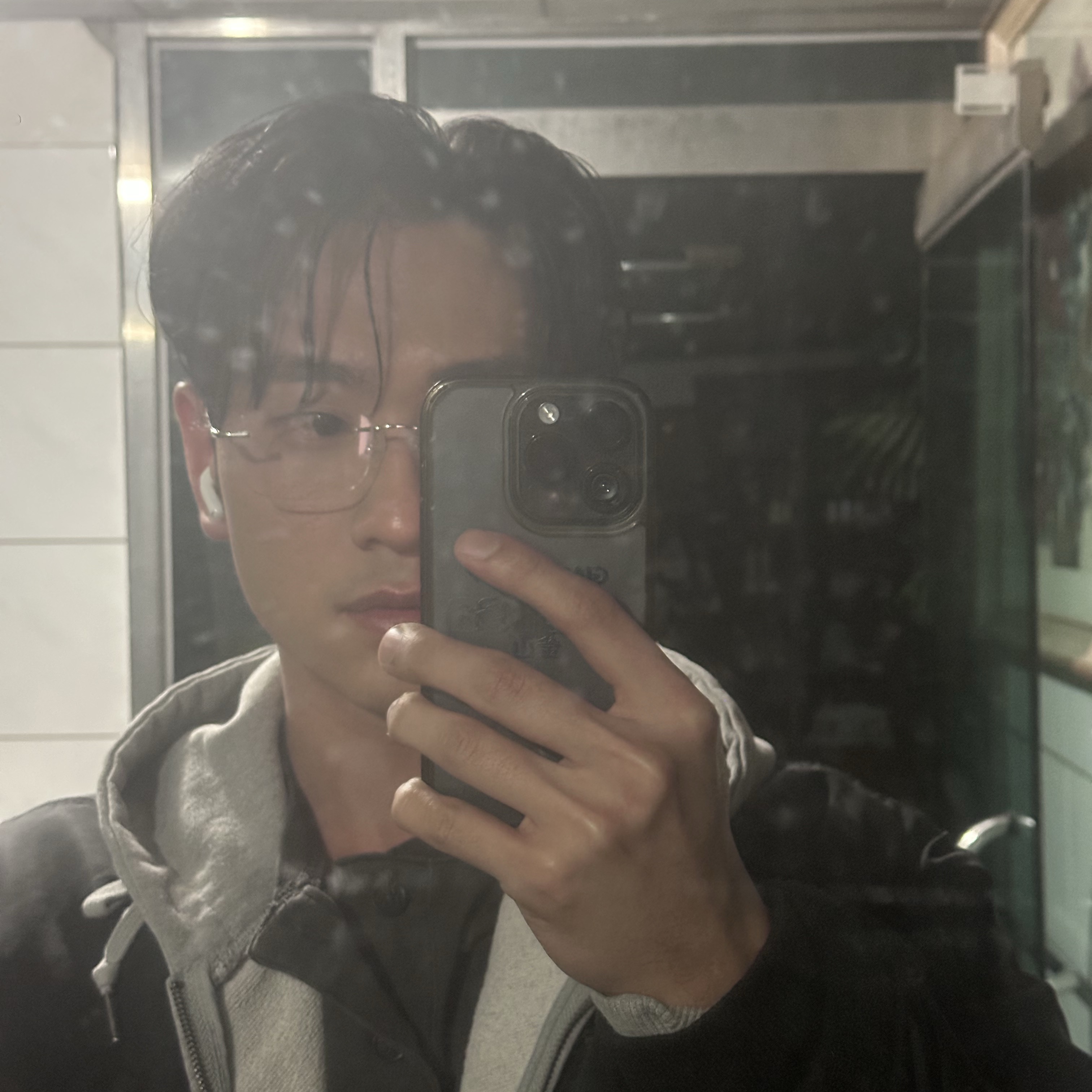 [KREAM 단독] Hangle Blue Light Silver Titan Square Rimless 착용 스타일