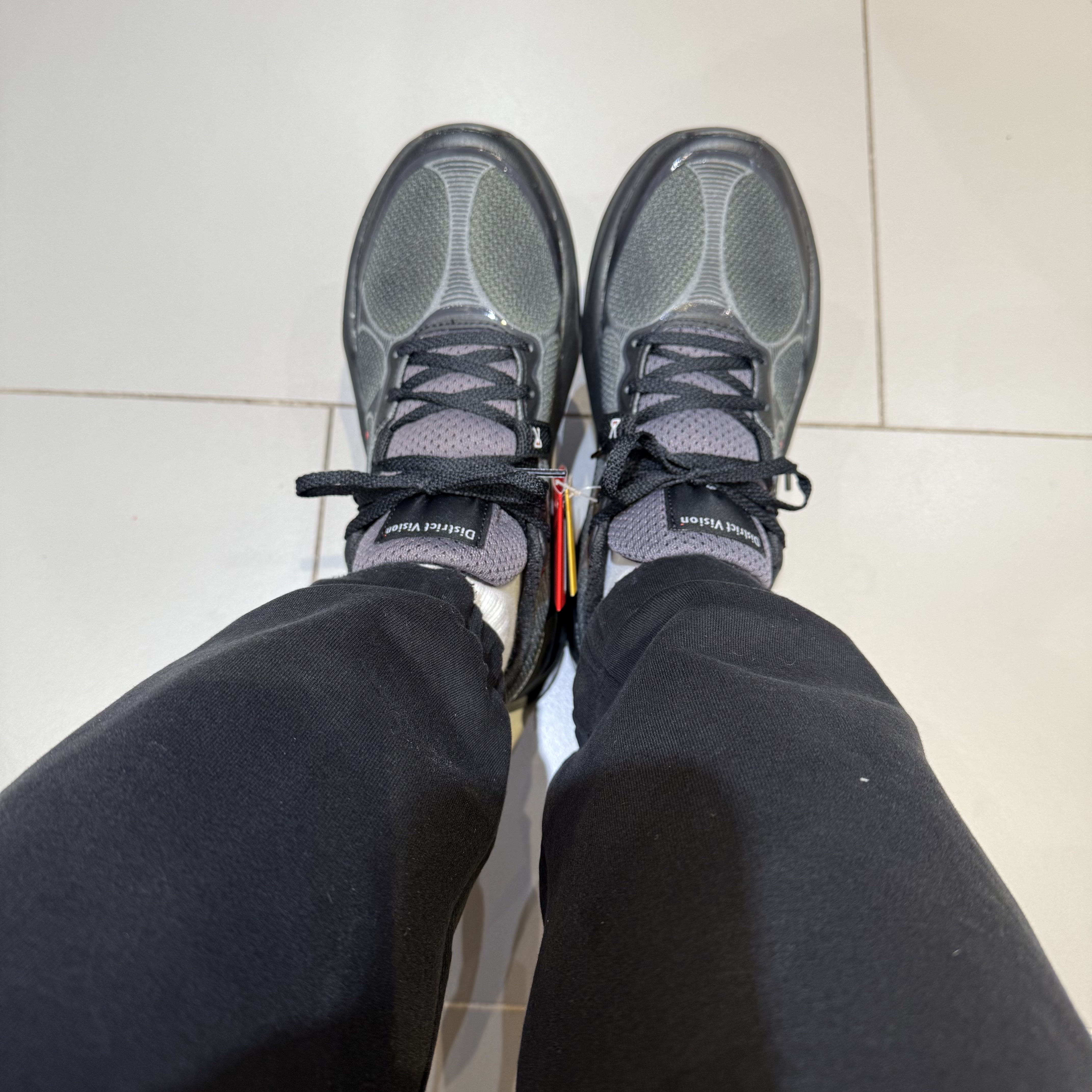 New Balance x District Vision Fresh Foam X Hierro v8 Magnet Black Beauty 착용 스타일 - 5
