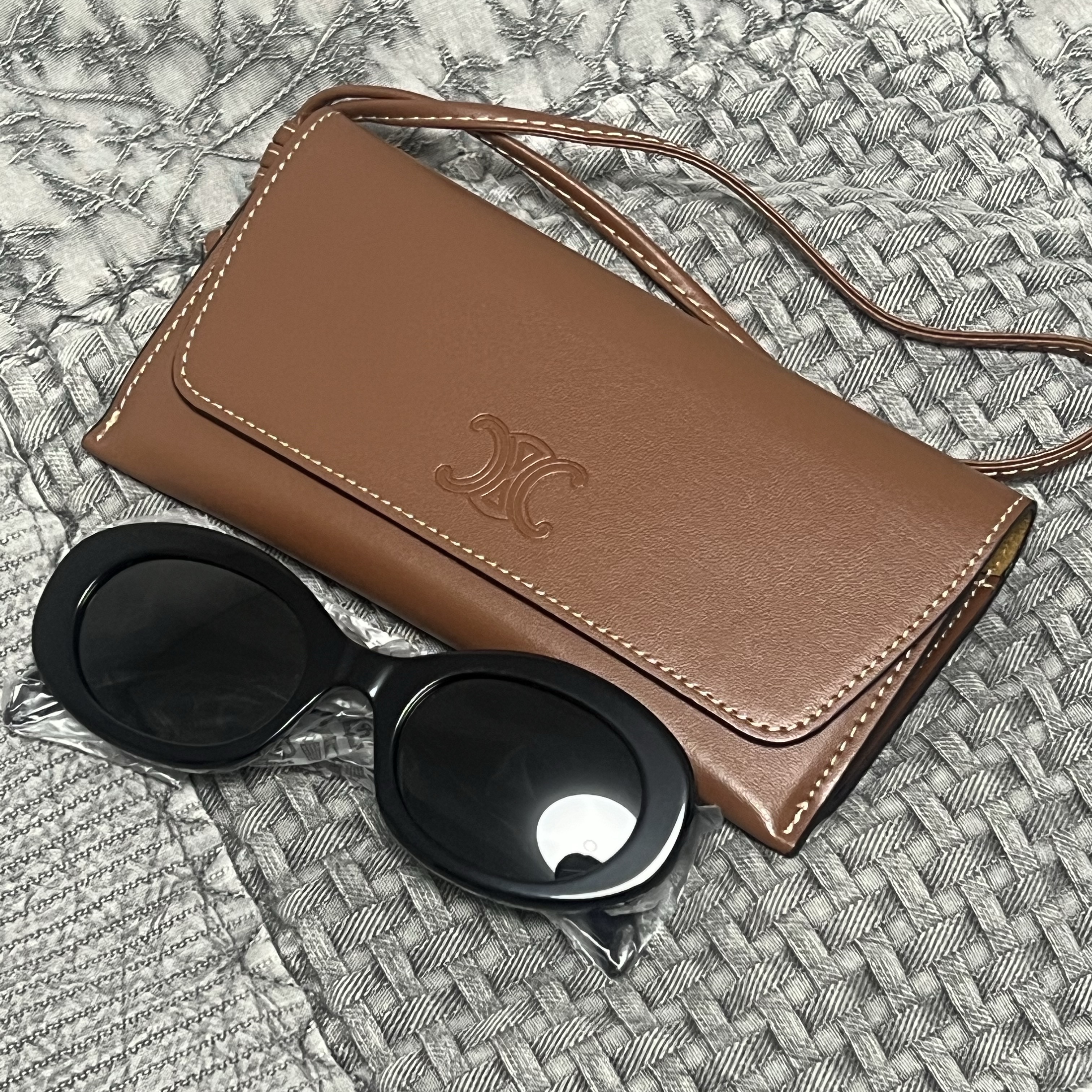 (W) Celine Triomphe 01 Sunglasses in Acetate Black 착용 스타일
