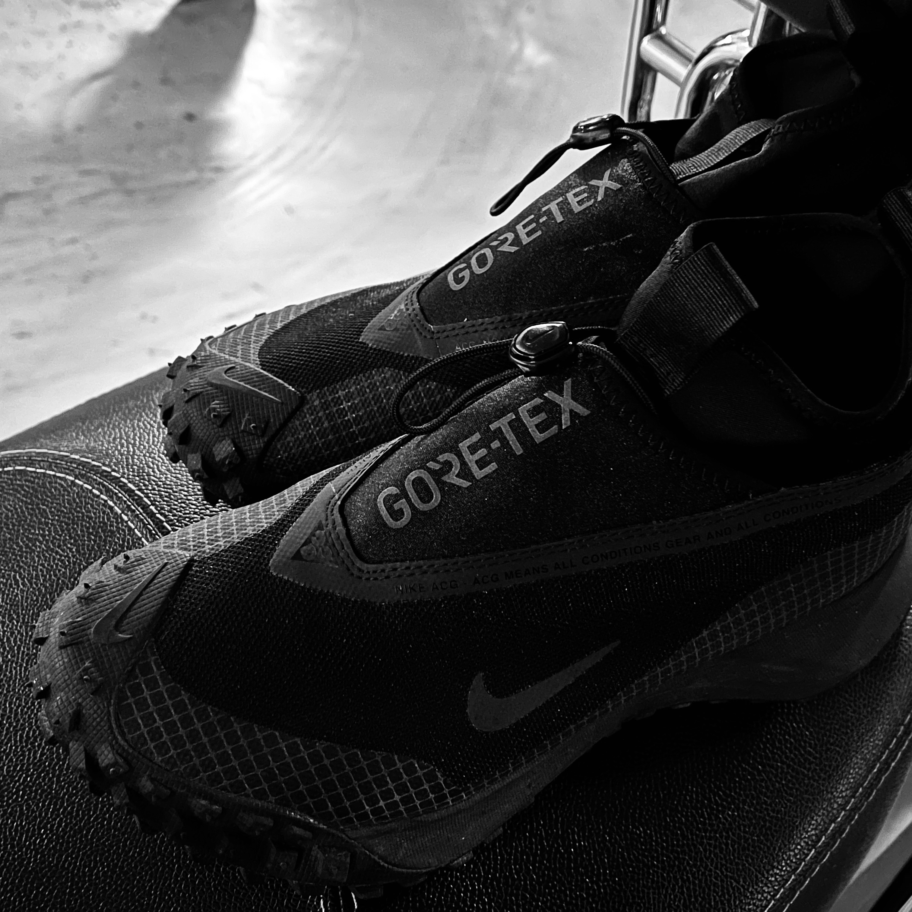 Nike ACG Mountain Fly Gore-Tex Black and Dark Grey 착용 스타일 - 4