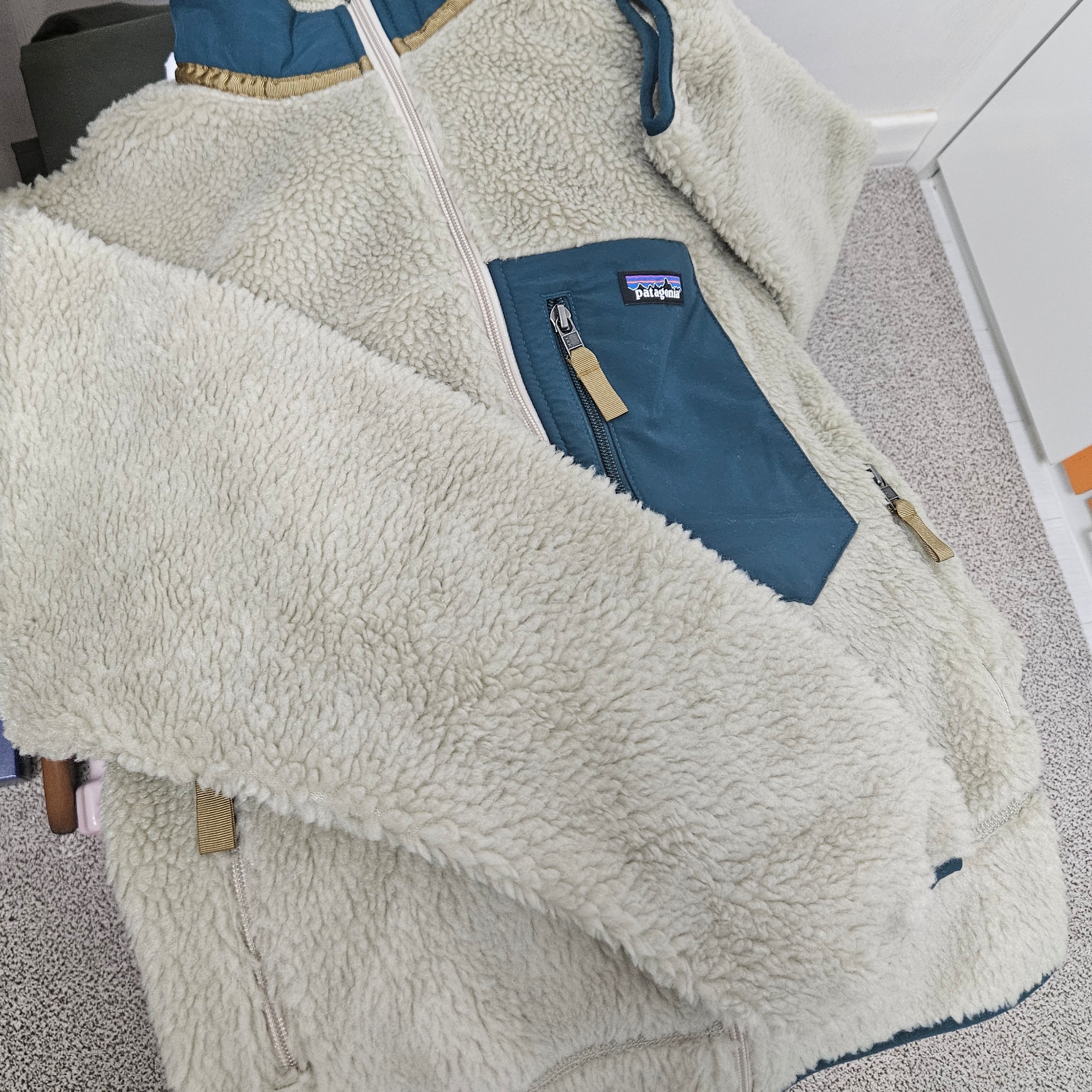 Patagonia Classic Retro-X Jacket Pelican Dark Borealis Green 착용 스타일