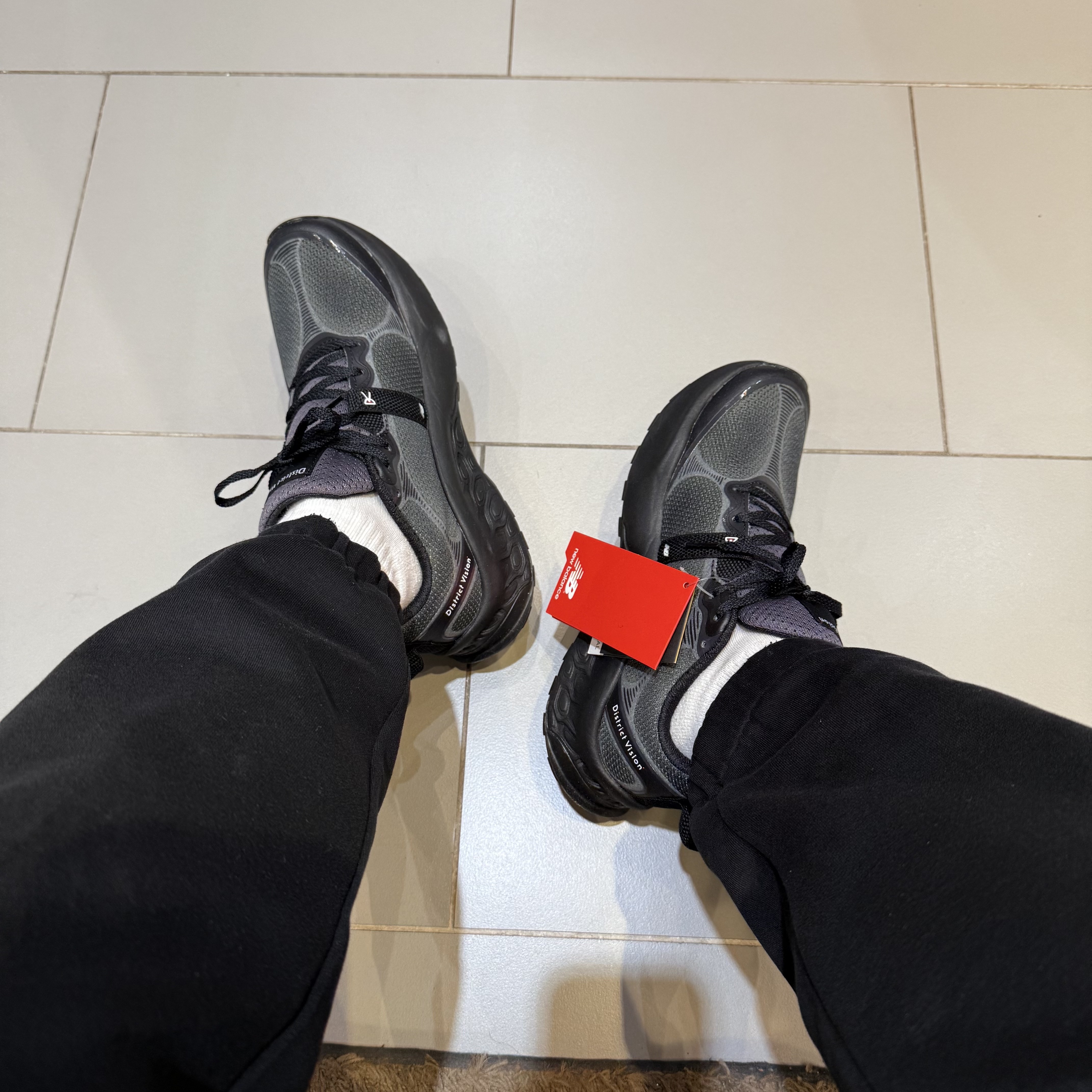 New Balance x District Vision Fresh Foam X Hierro v8 Magnet Black Beauty 착용 스타일 - 4