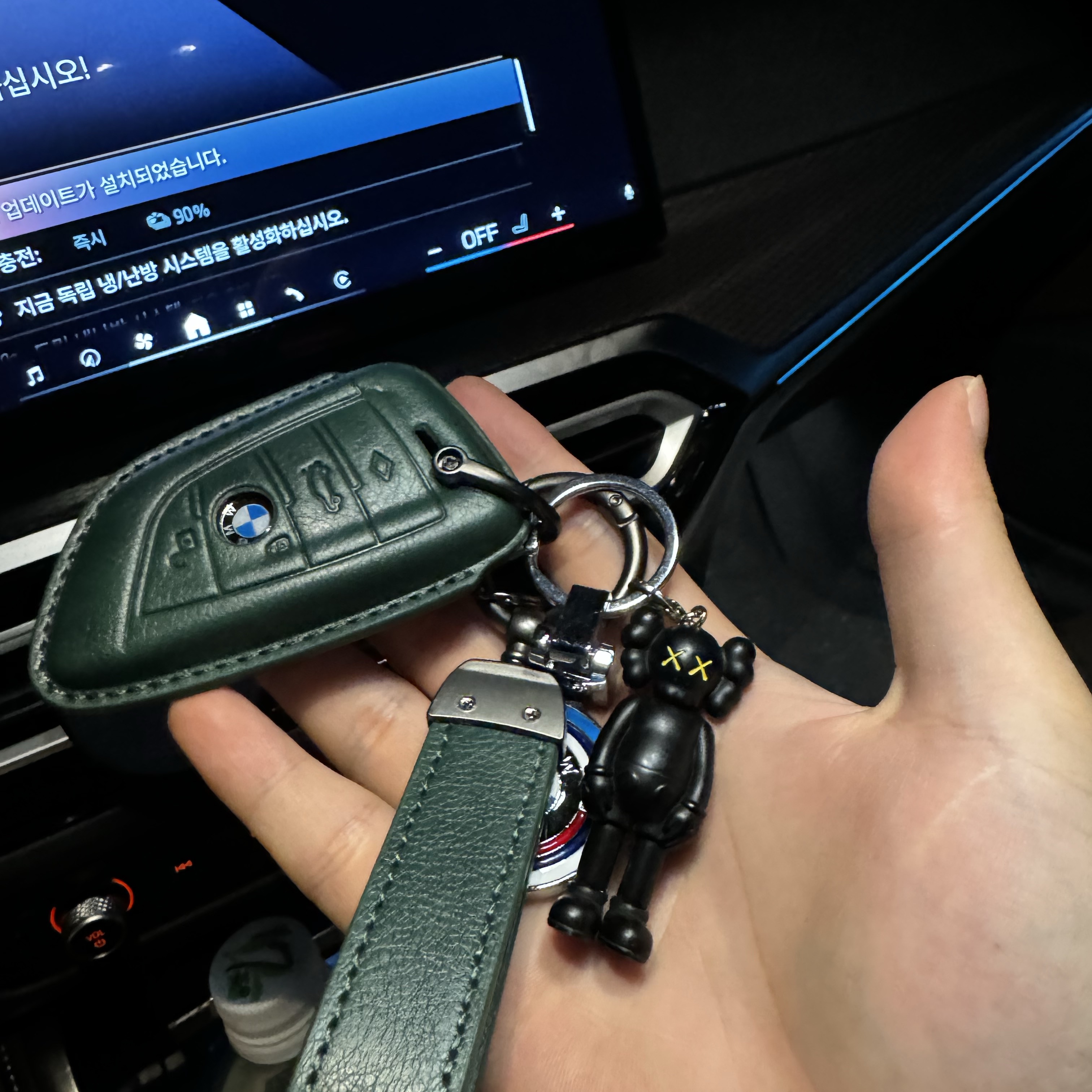 Kaws Tokyo First Companion Keychain Black 착용 스타일
