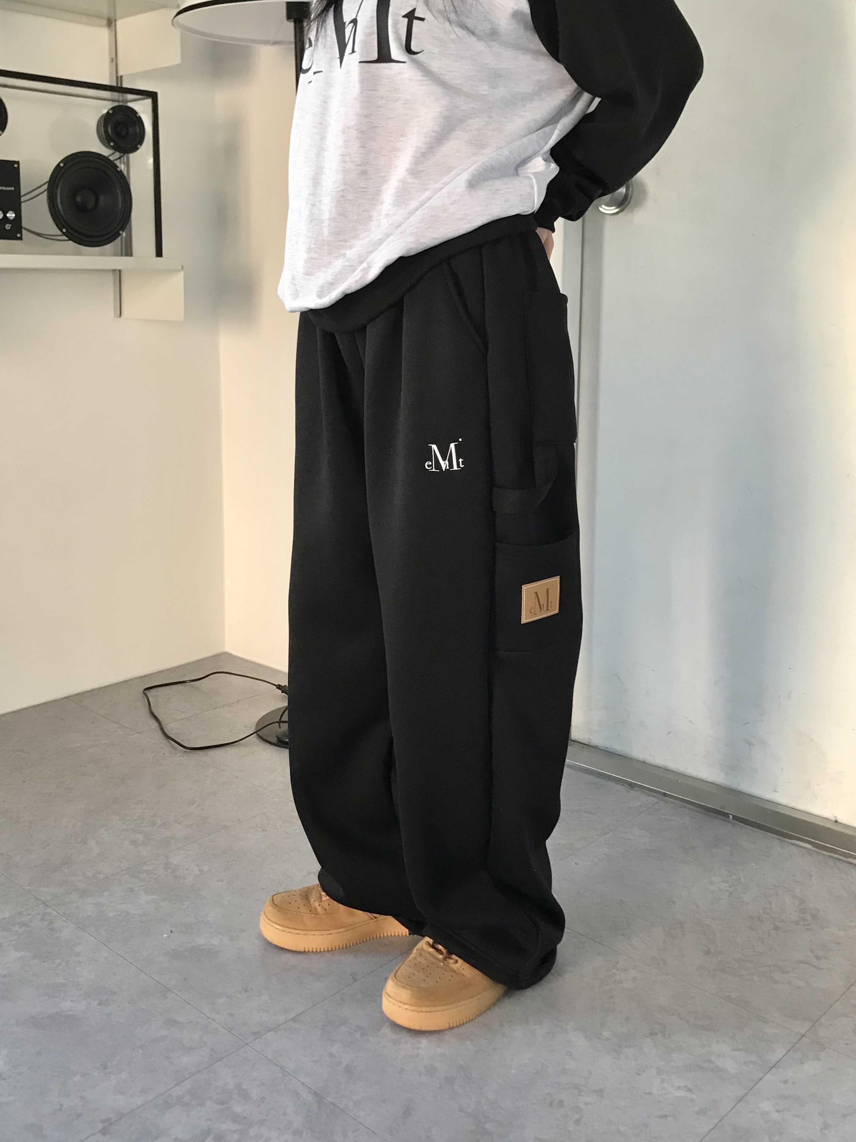 MUCENT Nove Wide Pocket Back Pack Black, MUCENT Heart Lettering Raglan Mtm Black Oatmeal 착용 스타일 - 3