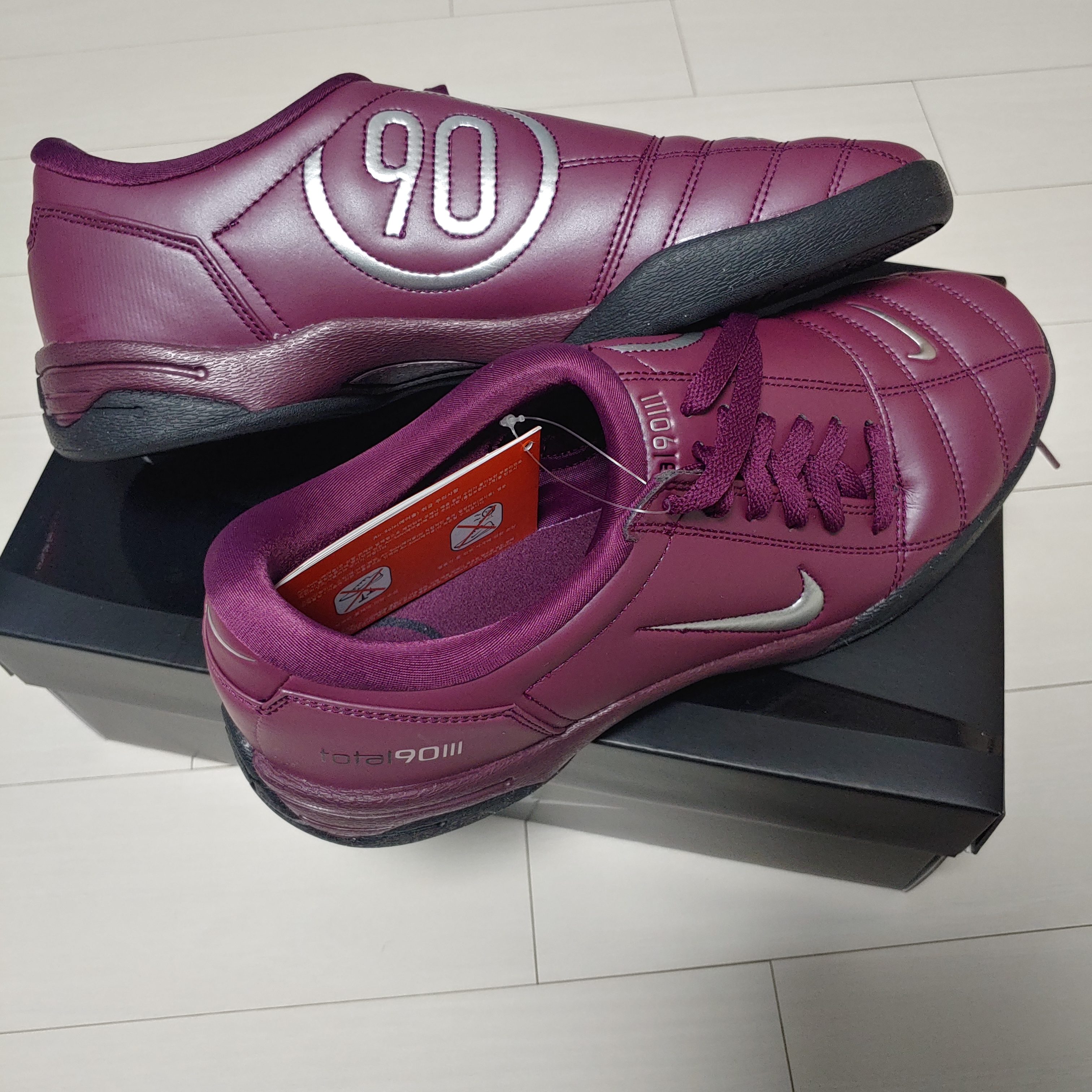 Nike Total 90 III SP Bordeaux and Metallic Silver 착용 스타일 - 2
